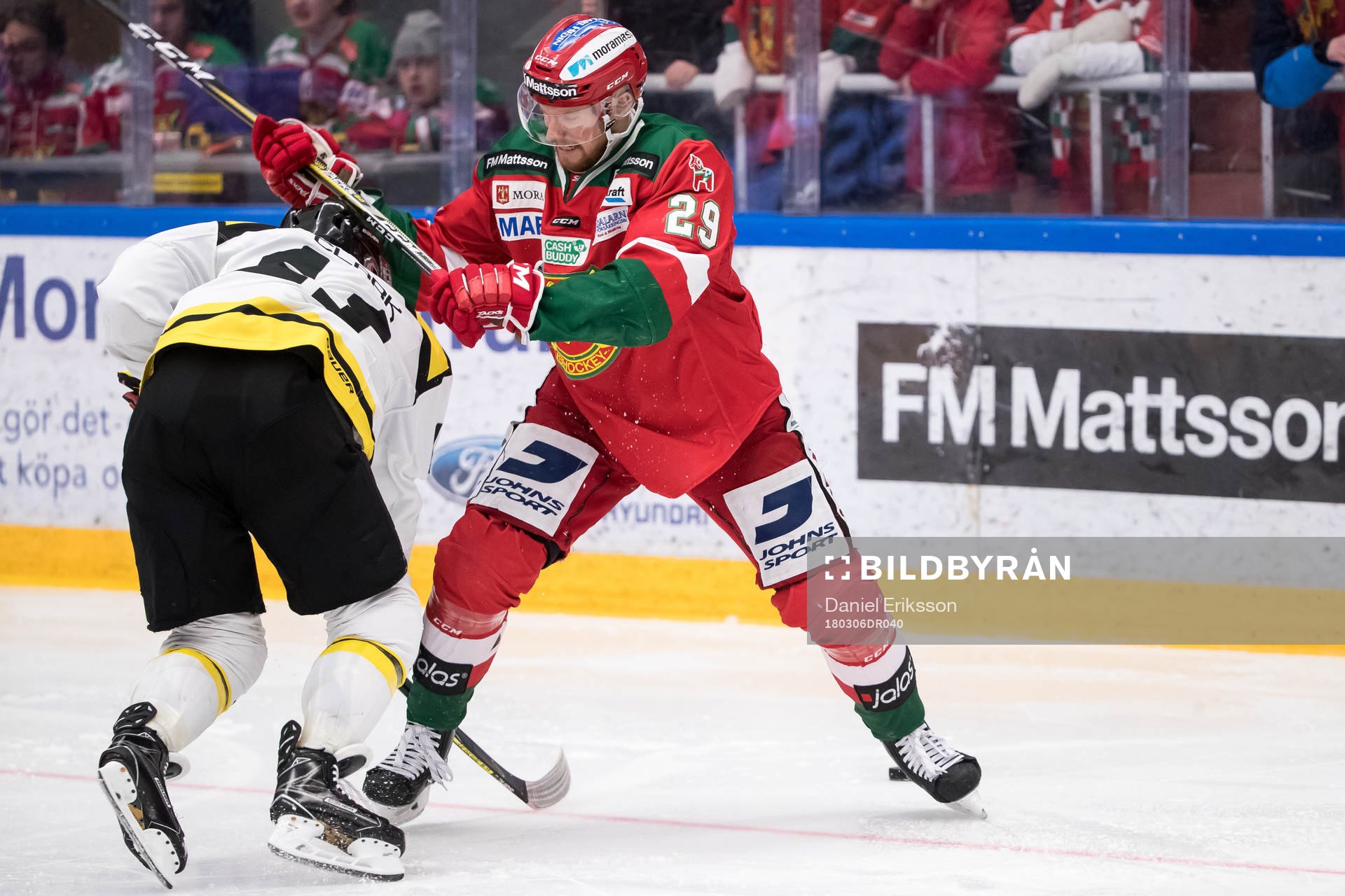 Brynäs Kevin Clark och Moras Marcus Fagerudd  i