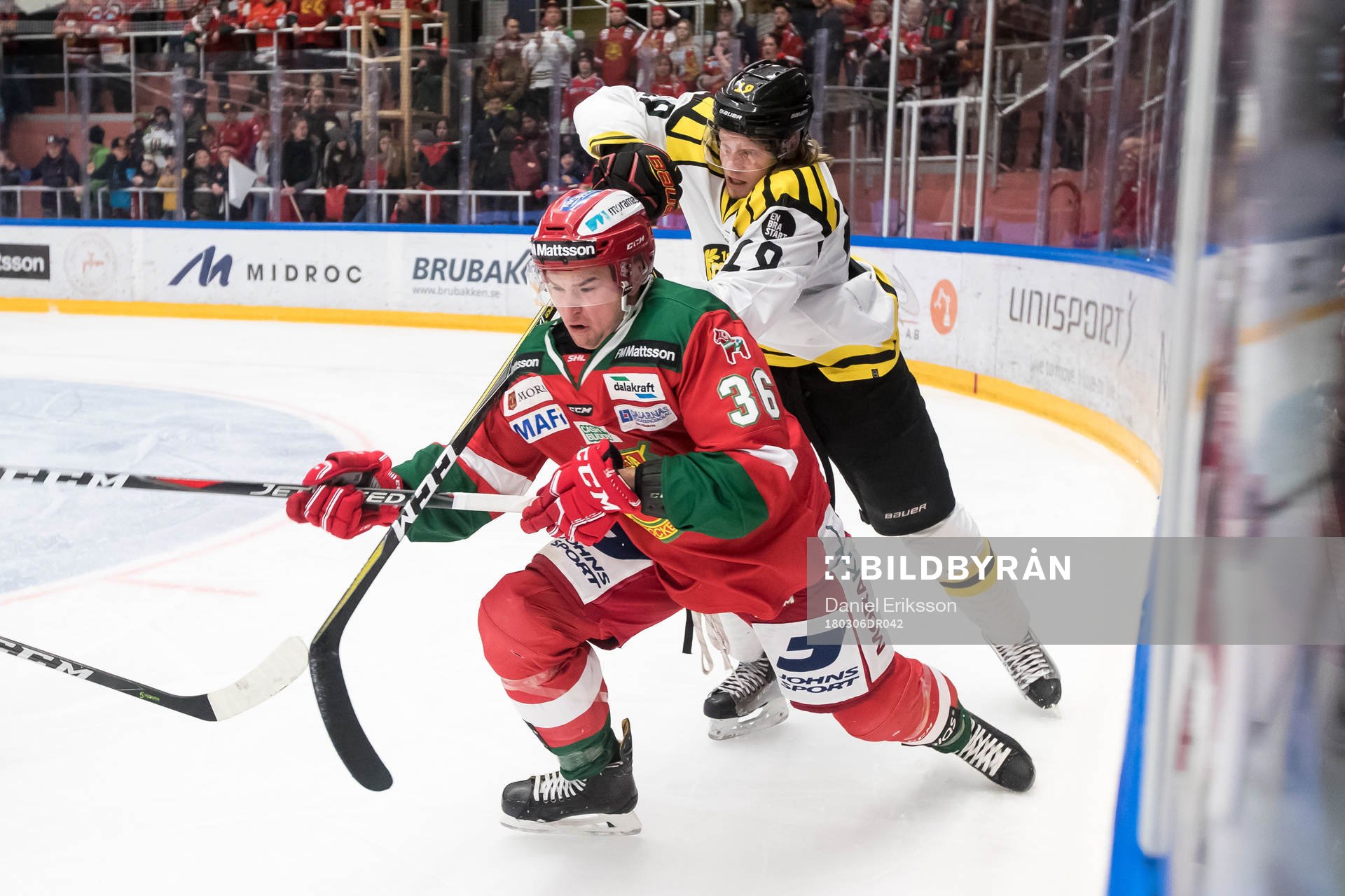 Moras Jason Akeson  och Brynäs Ludvig Nilsson  i