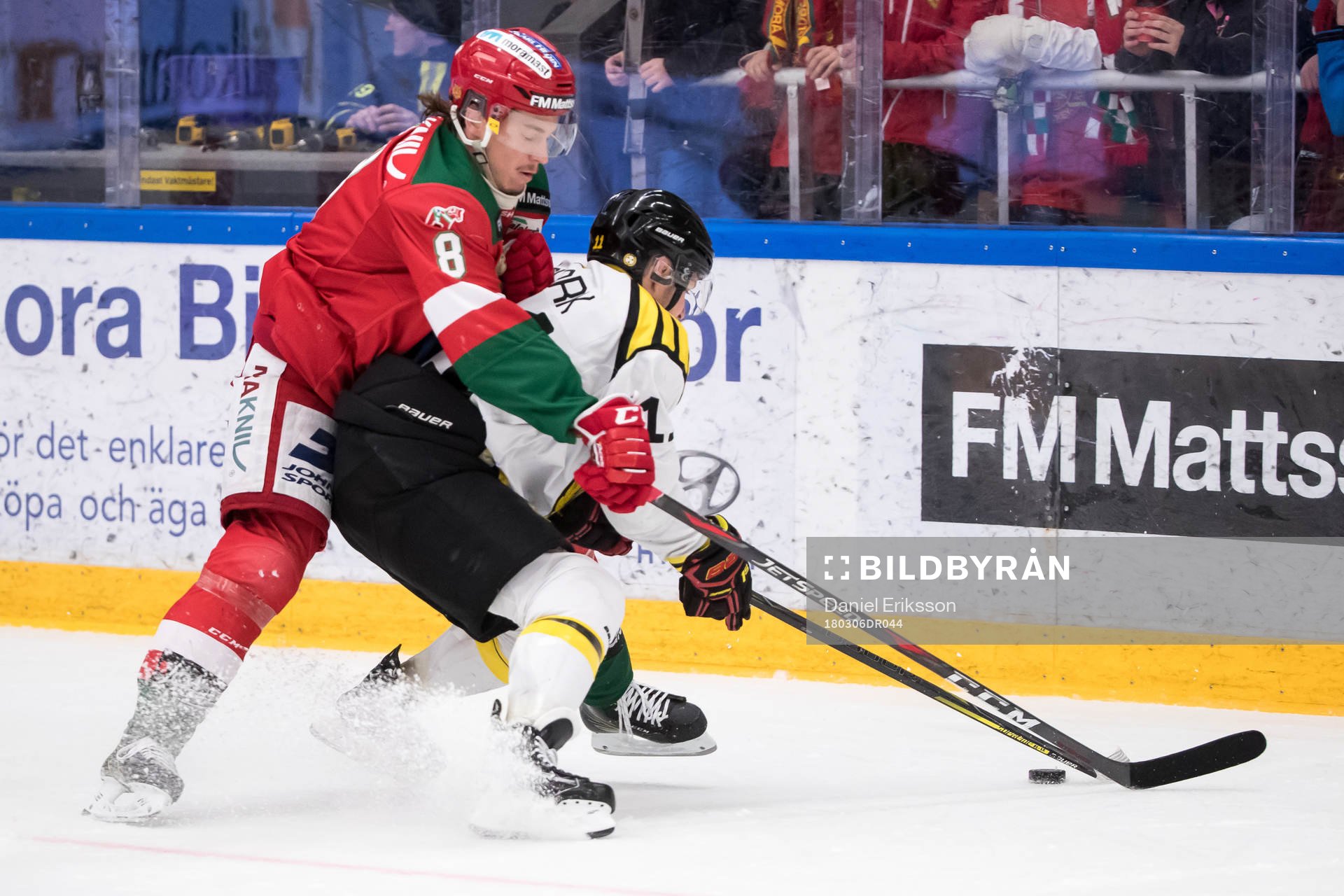 Moras Robin Johansson och Brynäs Kevin Clark  i
