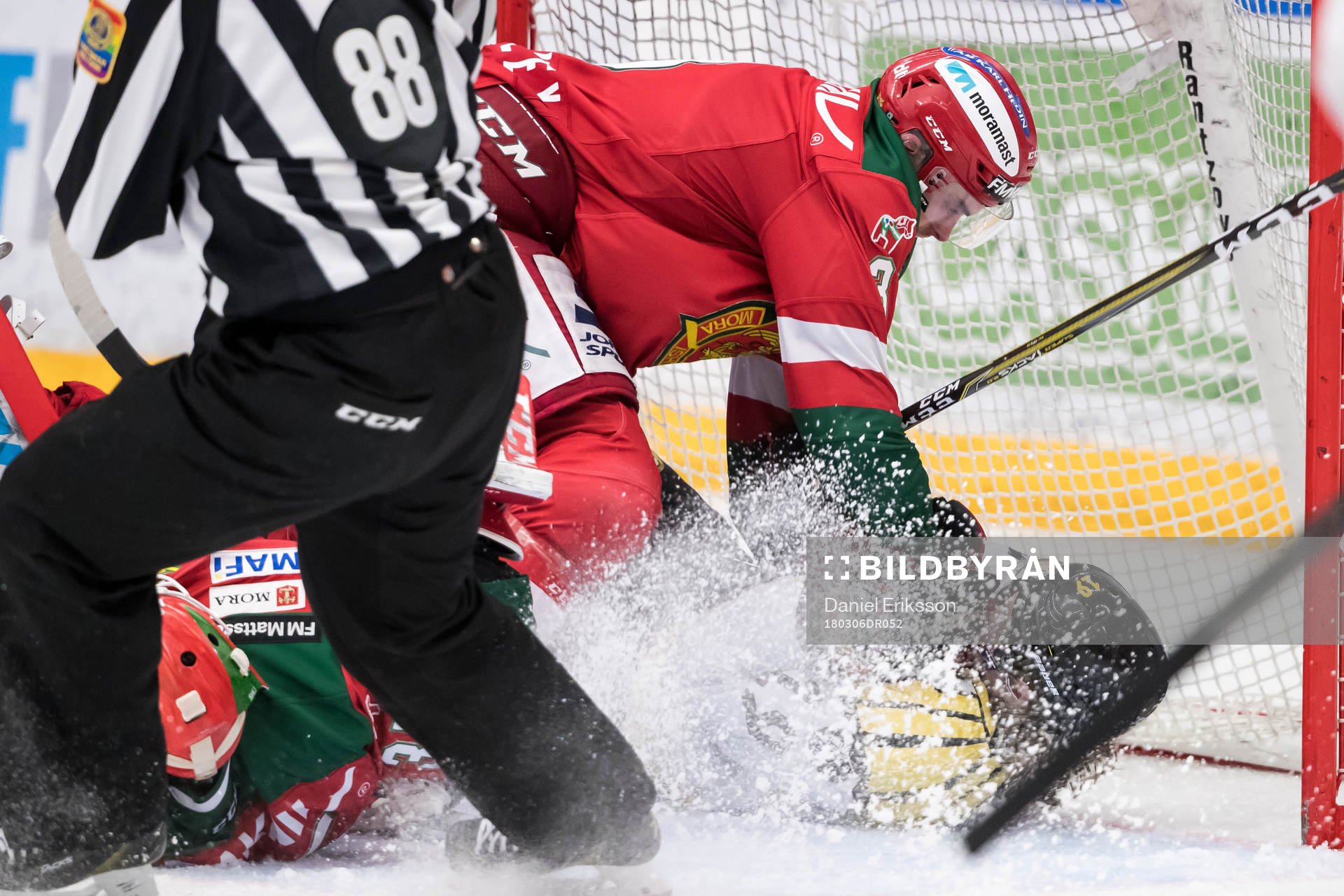 Moras Brandon Gormley och Brynäs Ludvig Nilsson  i