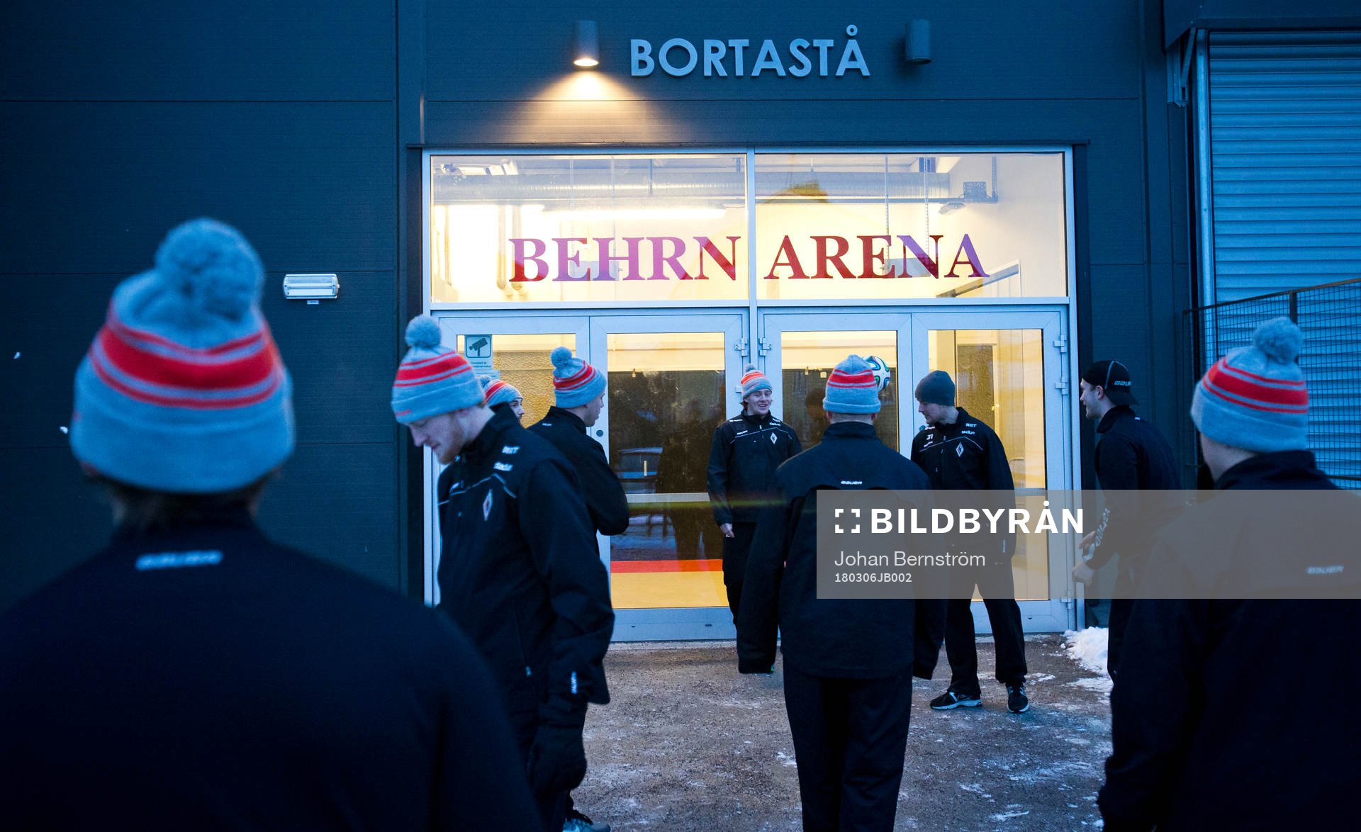 Karlskronaspelarna värmer upp med fotboll och ser deppiga