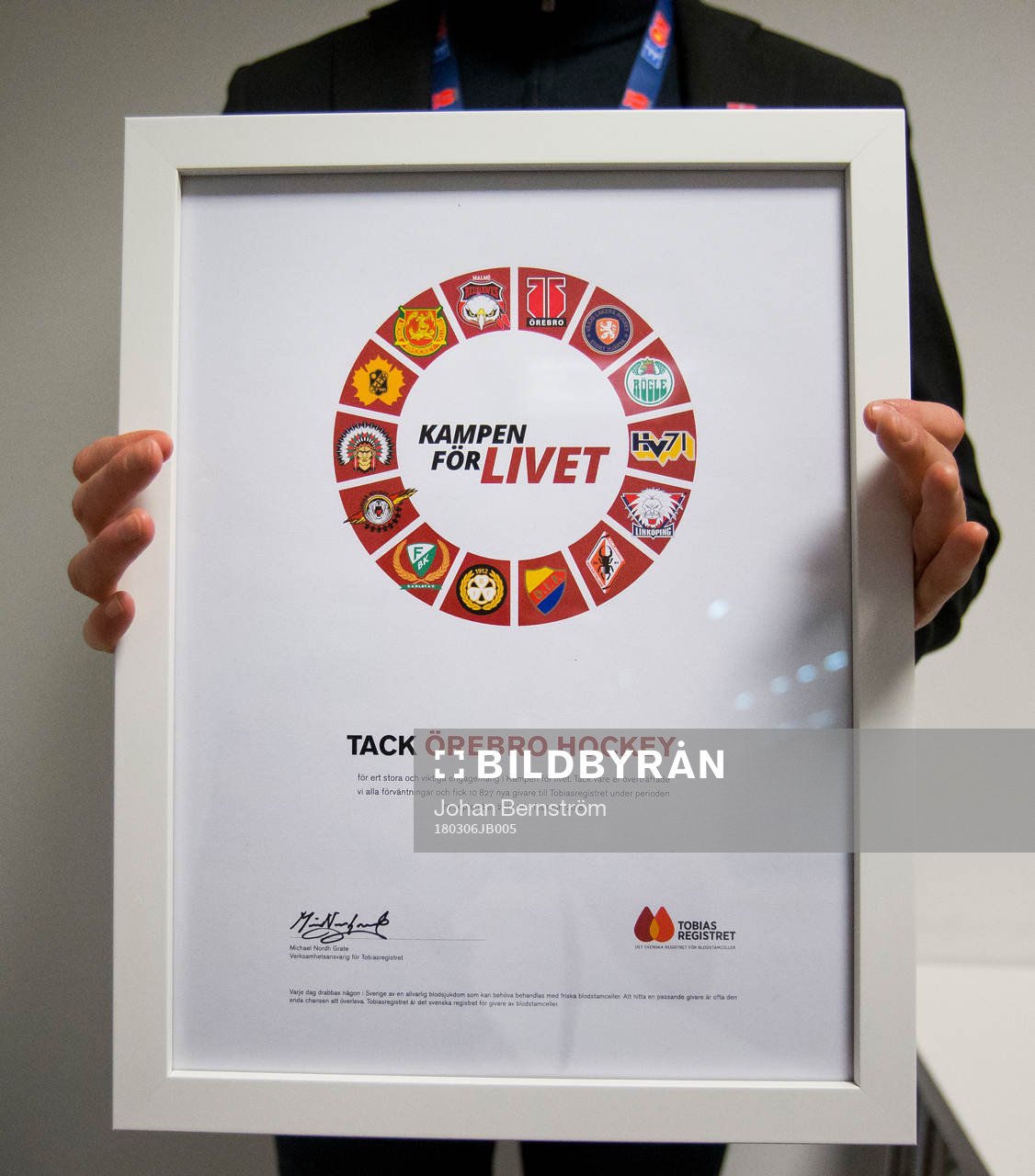 En tavla med Tobiasregistret i Örebros pressrum