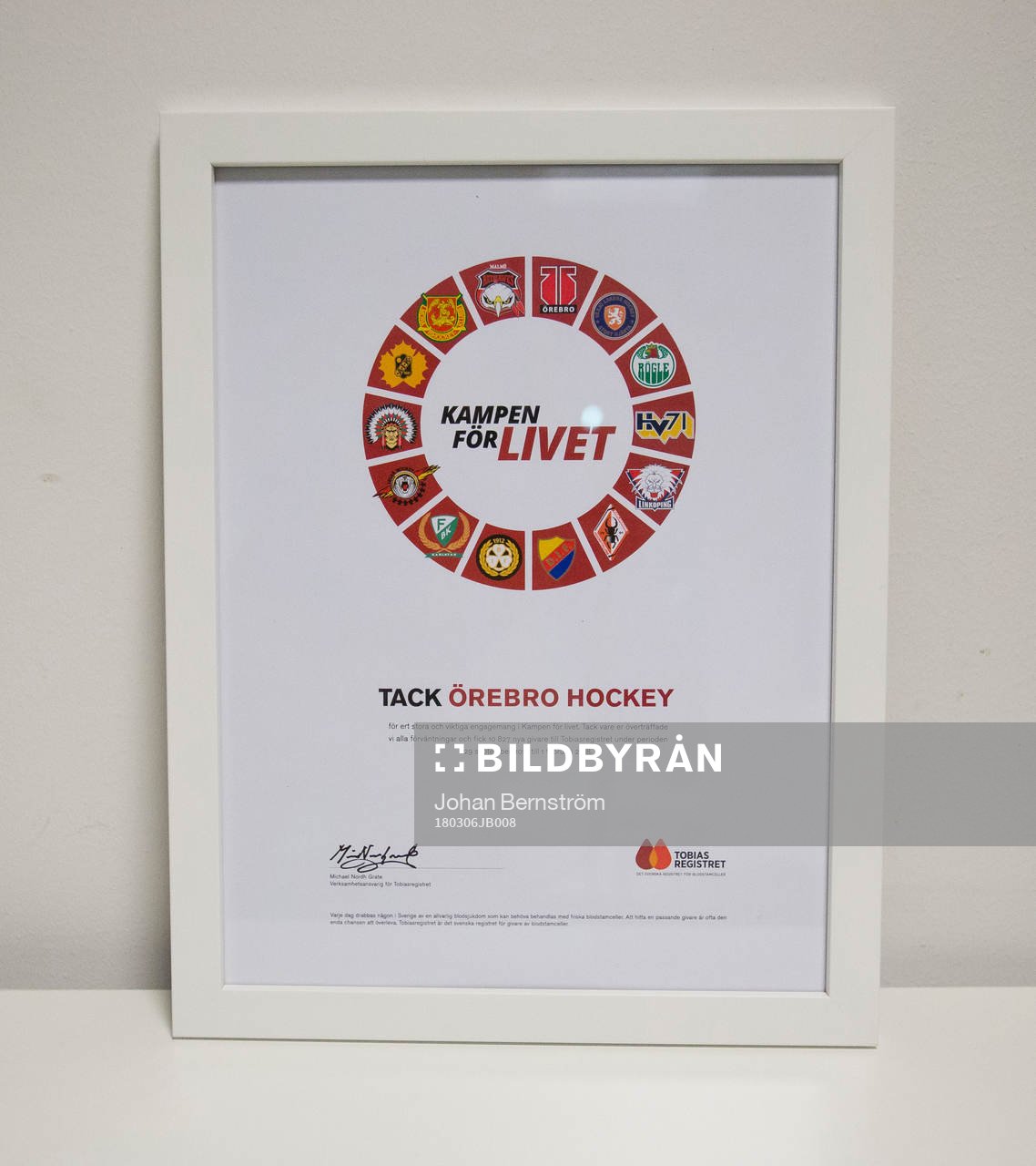 En tavla med Tobiasregistret i Örebros pressrum
