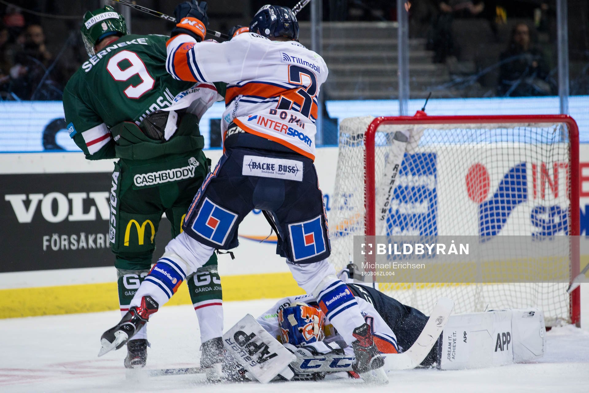 Växjös målvakt Viktor Fasth tar en lös puck framför