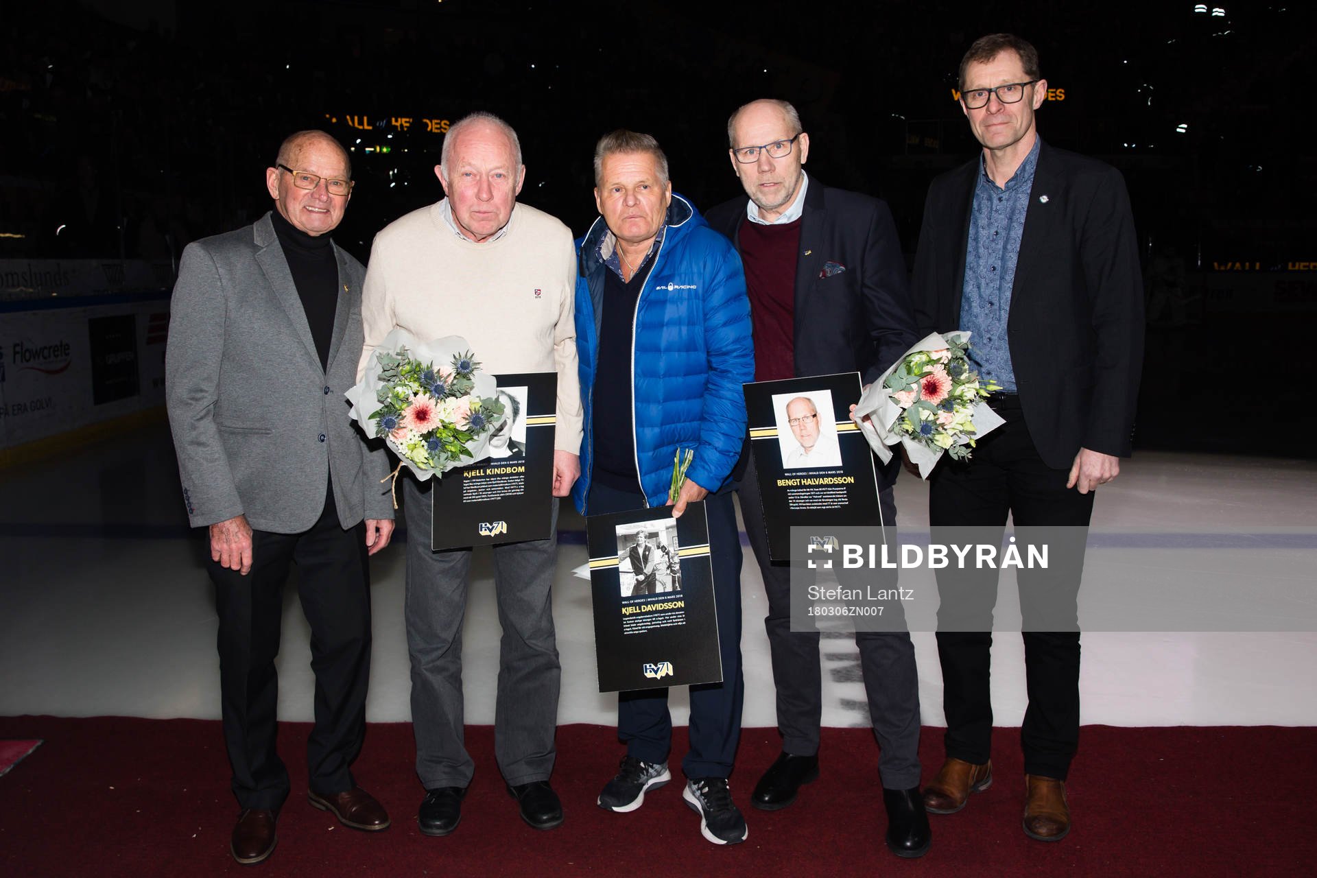 s klubbdirektör Agne Bengtsson (h) gratulerar Kjell