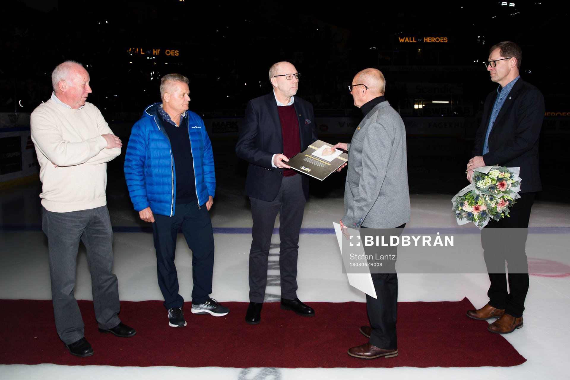 s klubbdirektör Agne Bengtsson (h) gratulerar Kjell
