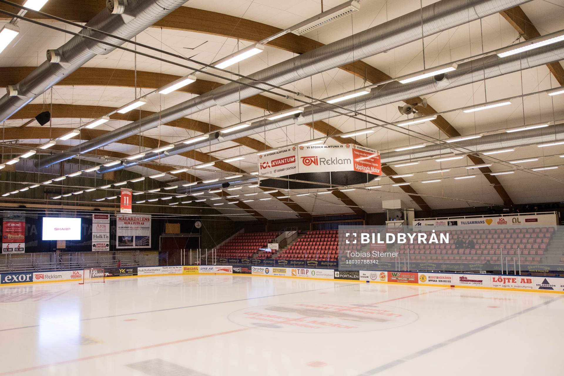Vy över Gränby ishall innan ishockeymatchen i