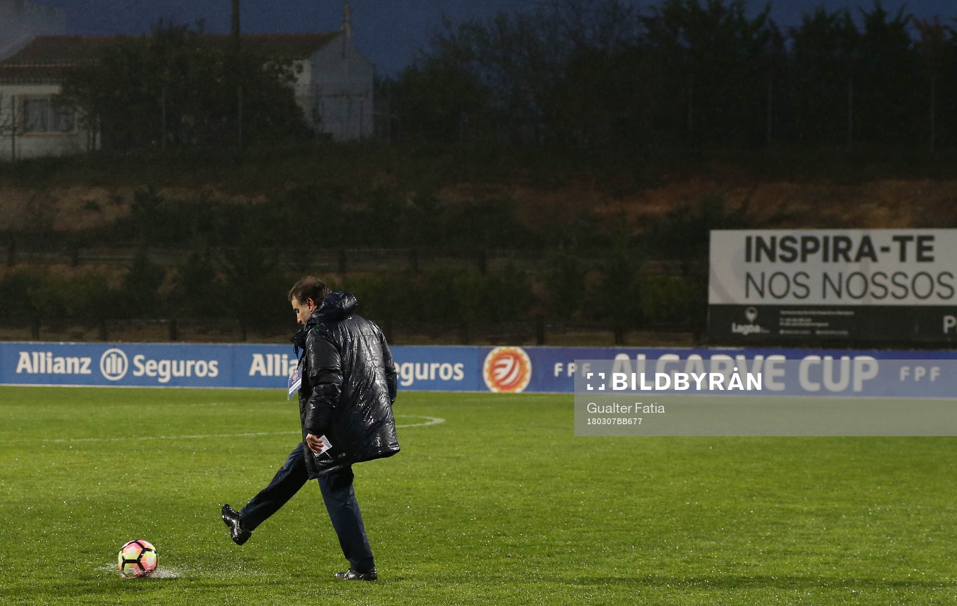 Fotboll, Dam, Algarve Cup, Nederländerna - Sverige: Organization member access pitch conditions during bad weather before the start of the Algarve Cup Women 2018 Final match between Sweden and Netherlands, at Municipal da Bela Vista Stadium, of Parchal - Algarve - Portugal on March 7, 2018. (