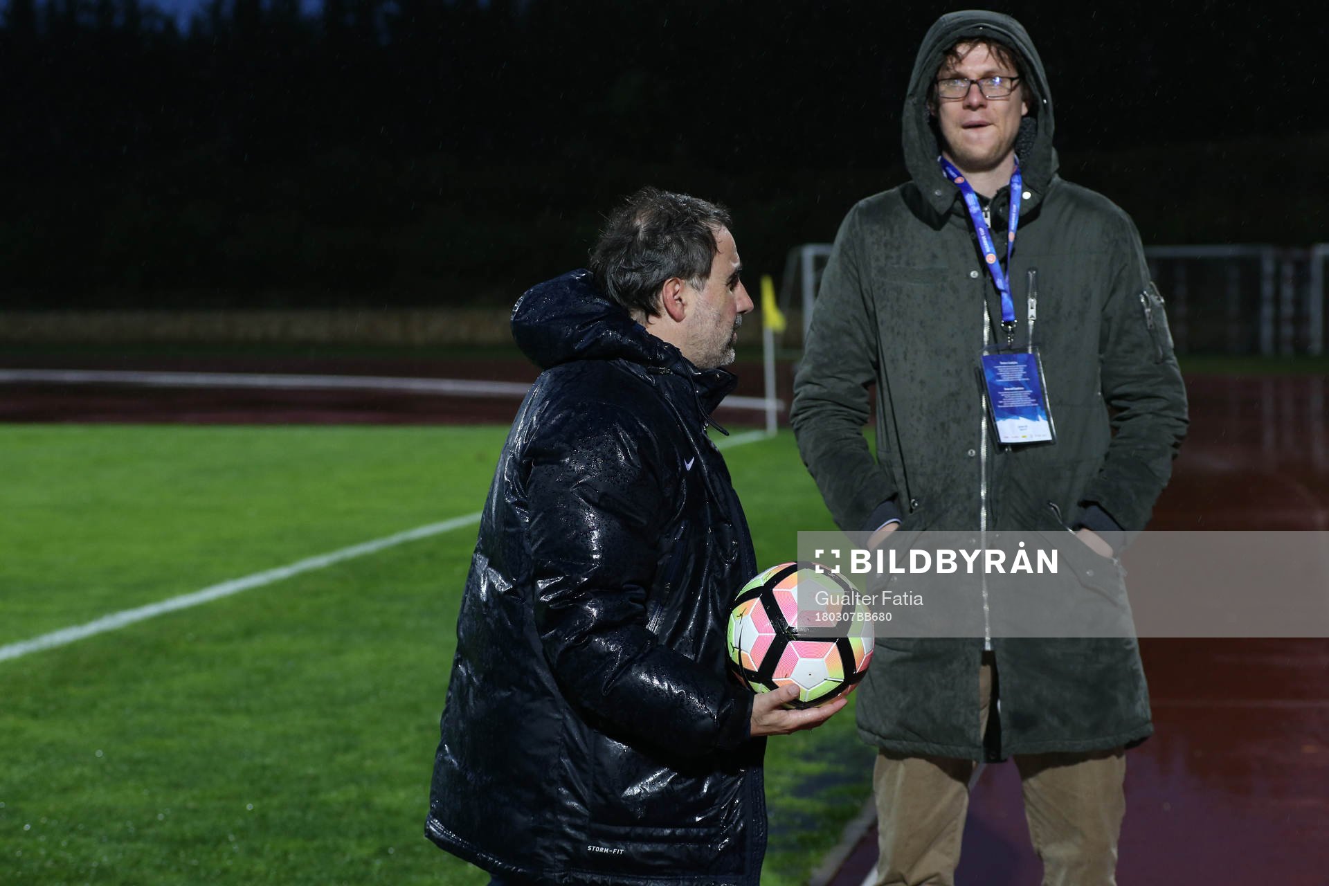 Fotboll, Dam, Algarve Cup, Nederländerna - Sverige: Organization and staff members access pitch conditions during bad weather before the start of the Algarve Cup Women 2018 Final match between Sweden and Netherlands, at Municipal da Bela Vista Stadium, of Parchal - Algarve - Portugal on March 7, 2018. (