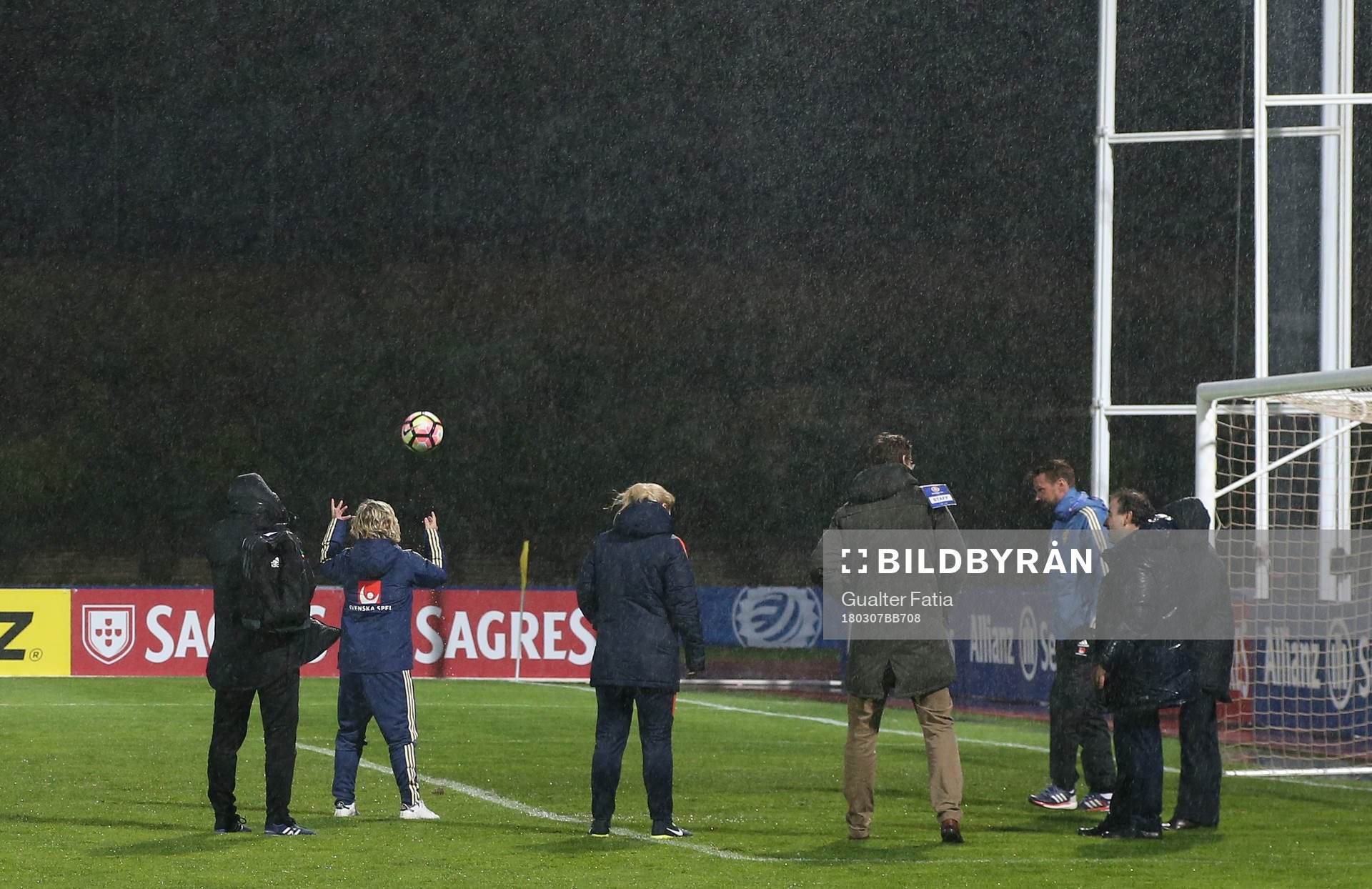 Fotboll, Dam, Algarve Cup, Nederländerna - Sverige: Organization and staff with team members access pitch conditions during bad weather before the start of the Algarve Cup Women 2018 Final match between Sweden and Netherlands, at Municipal da Bela Vista Stadium, of Parchal - Algarve - Portugal on March 7, 2018. (