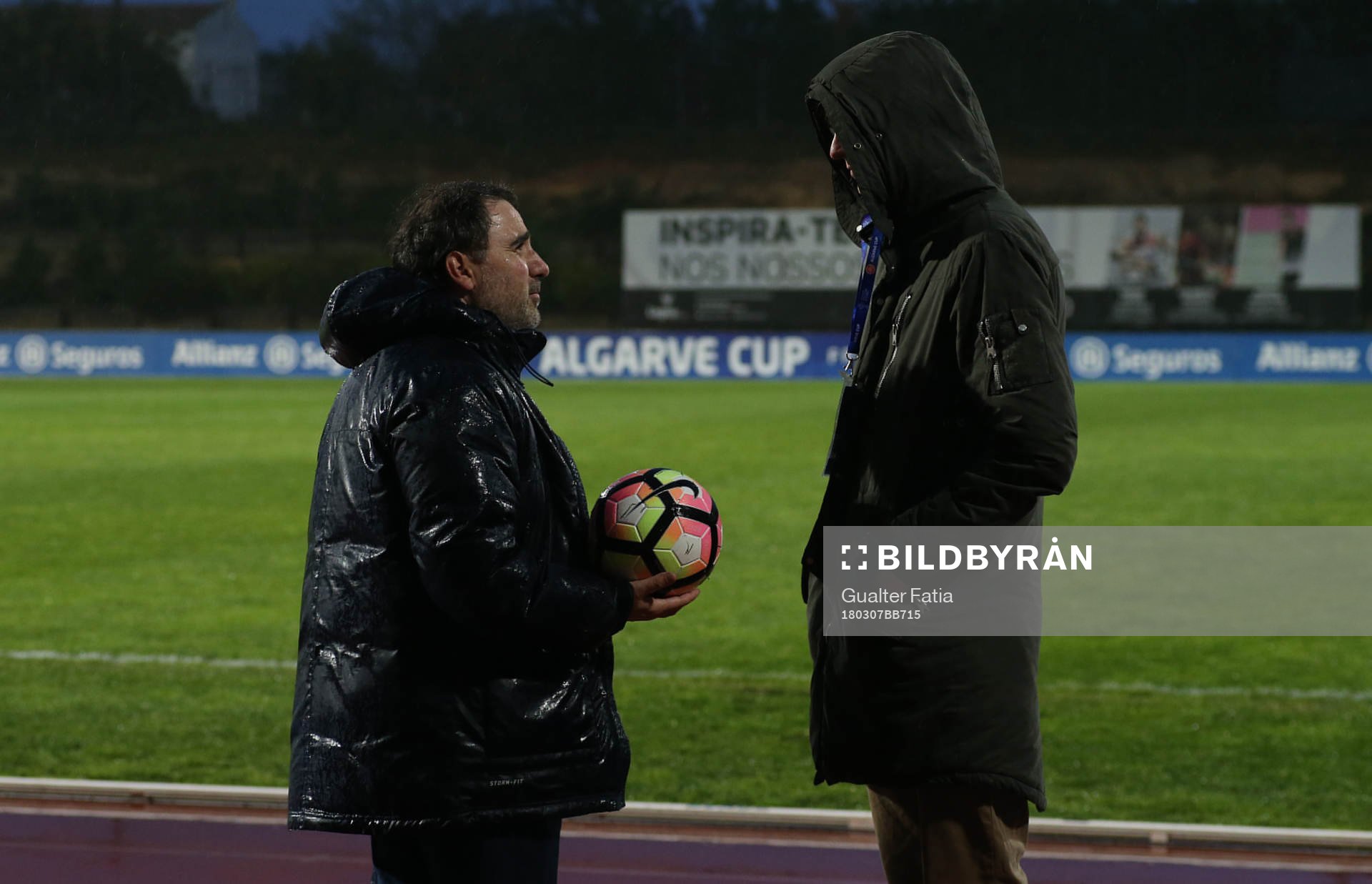 Fotboll, Dam, Algarve Cup, Nederländerna - Sverige: Organization and staff members access pitch conditions during bad weather before the start of the Algarve Cup Women 2018 Final match between Sweden and Netherlands, at Municipal da Bela Vista Stadium, of Parchal - Algarve - Portugal on March 7, 2018. (