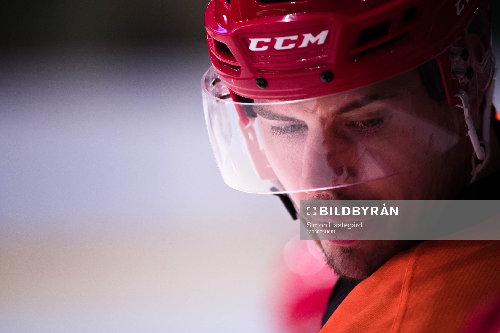 Trojas Simon Fredriksson före ishockeymatchen i