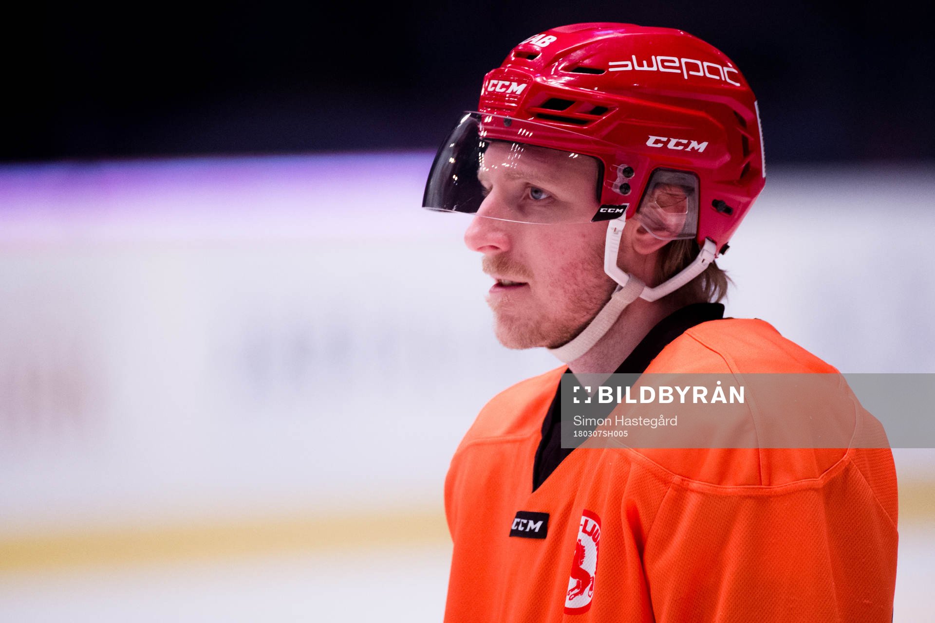 Trojas Mattias Åkesson före ishockeymatchen i