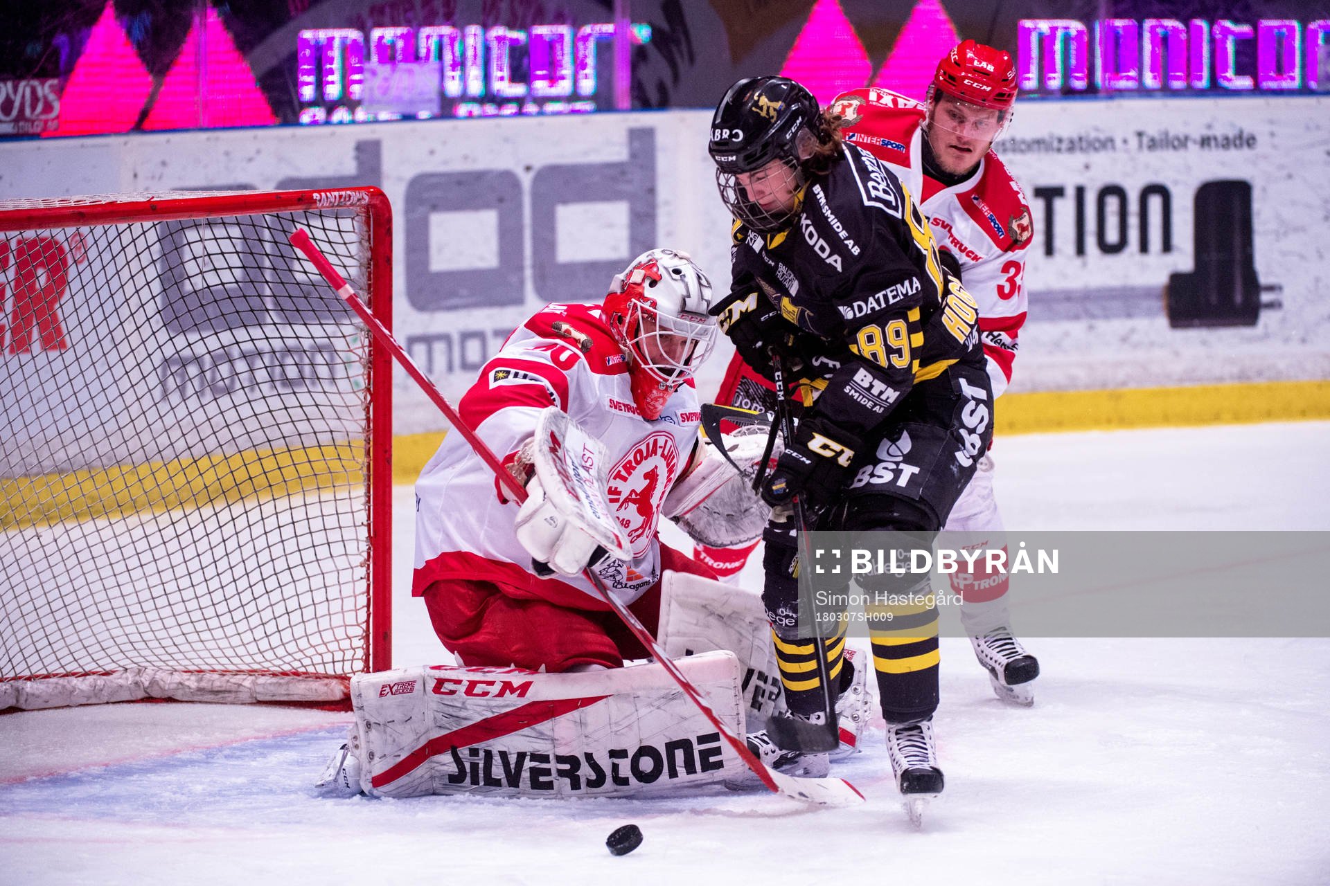 s Nils Höglander gör 2-0 på Trojas målvakt Robin