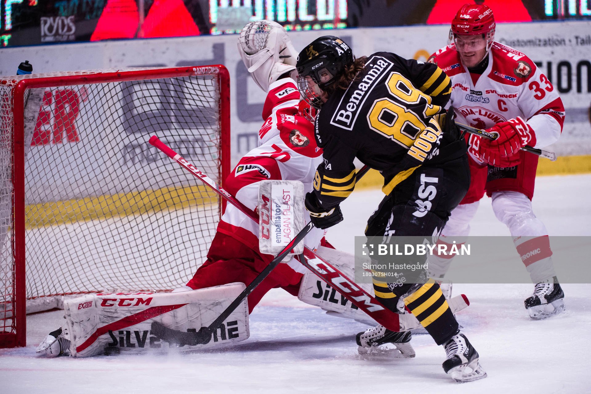 s Nils Höglander gör 2-0 bakom Trojas målvakt Robin
