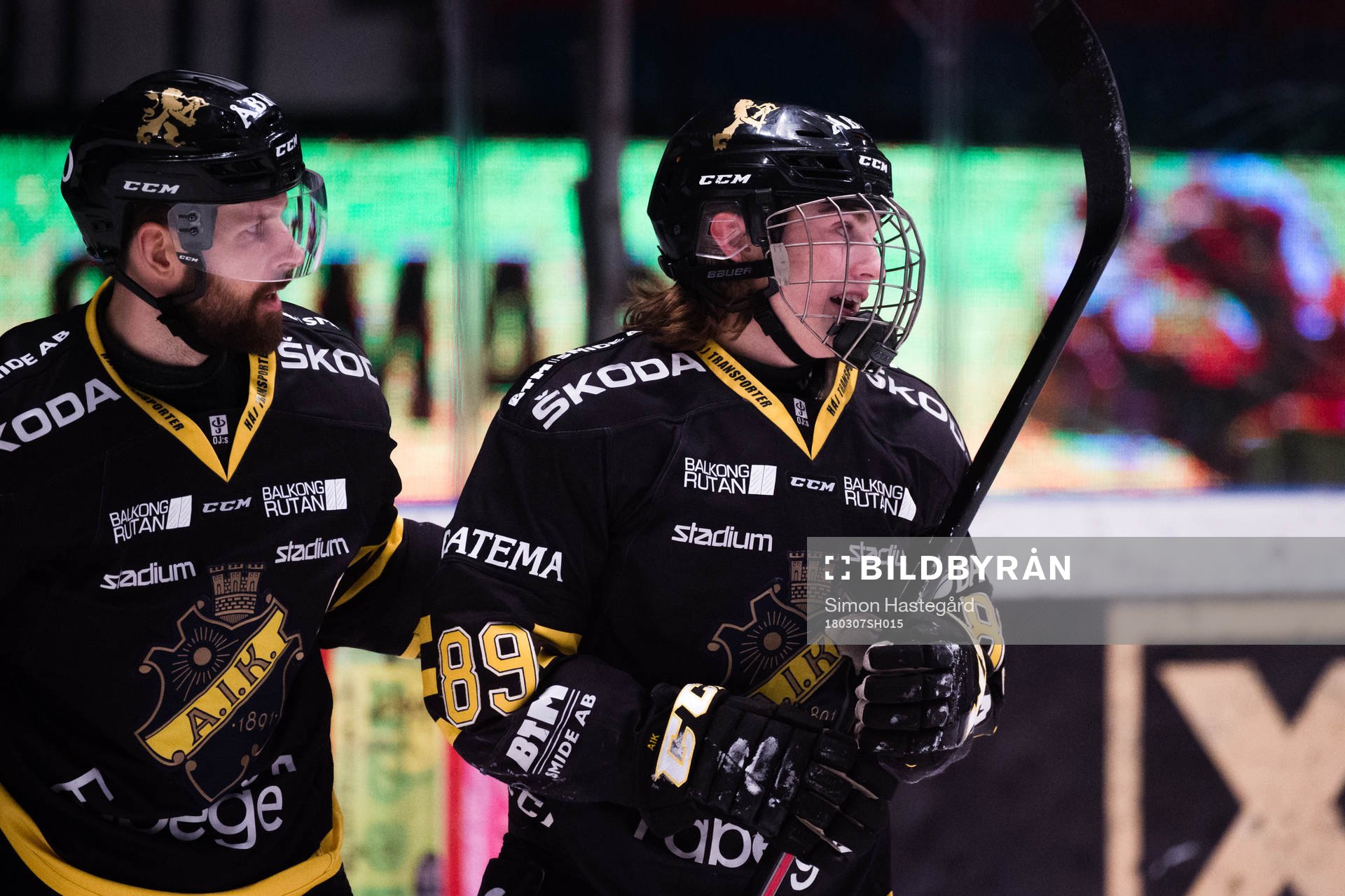 s Emil Lundberg och Nils Höglander jublar