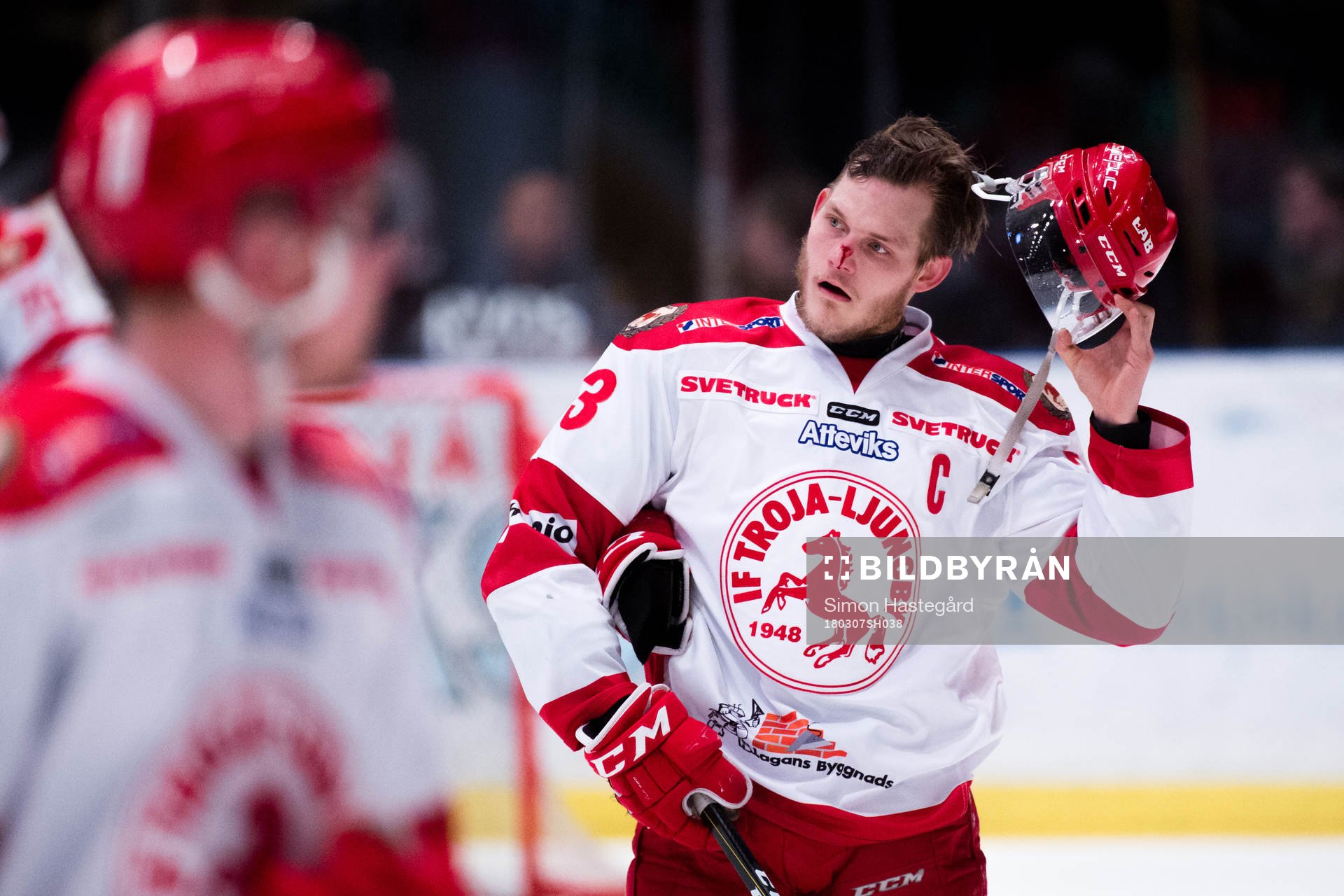 Trojas Daniel Karlsson har ont