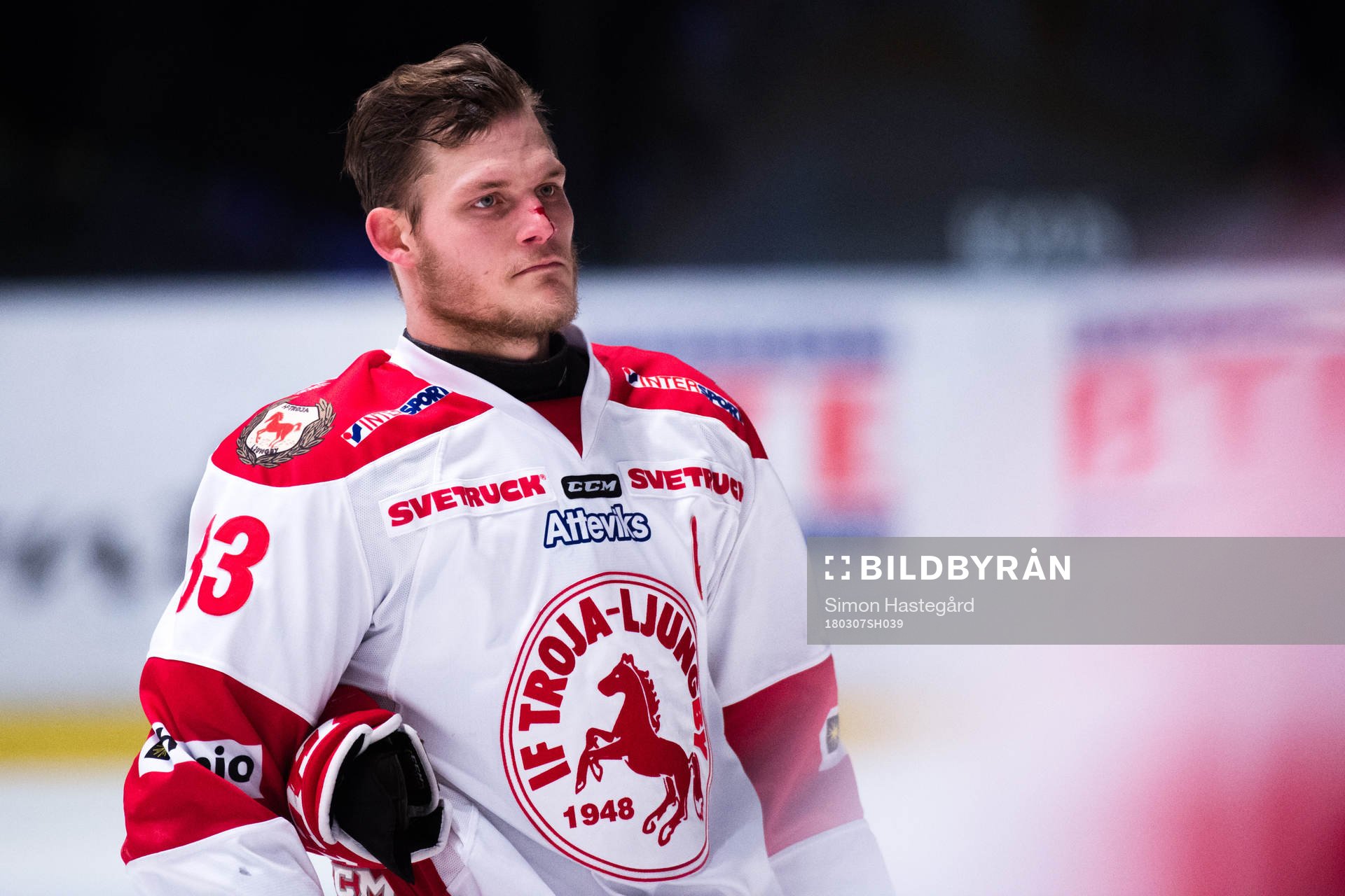 Trojas Daniel Karlsson har ont