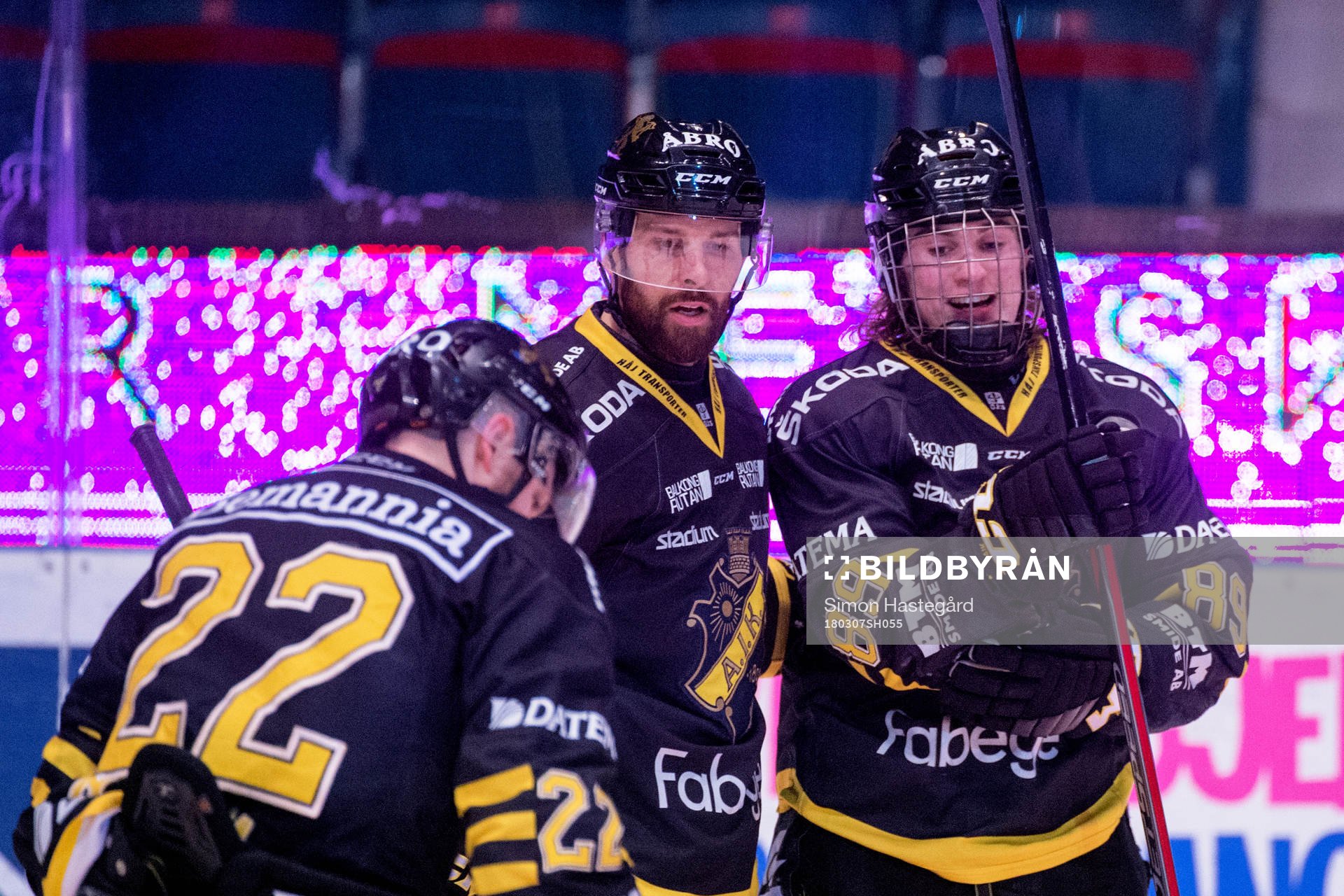 s Nils Höglander jublar med lagkamrater