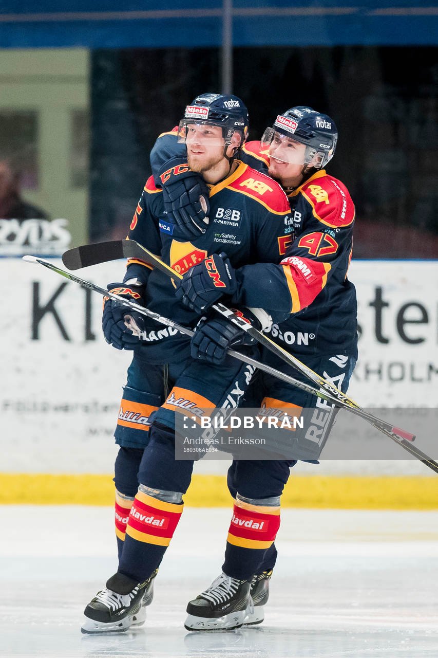 Djurgårdens Alexander Urbom och Linus Johansson jublar