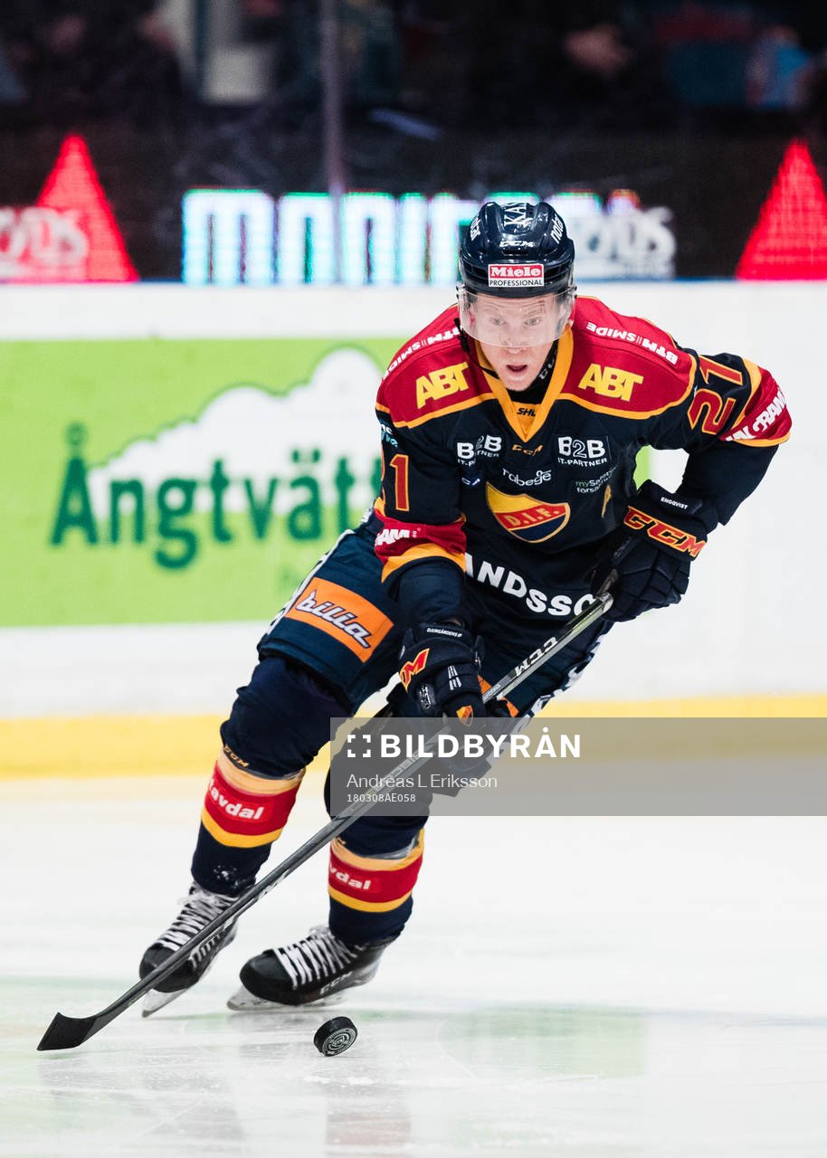 Djurgårdens Andreas Engqvist med pucken