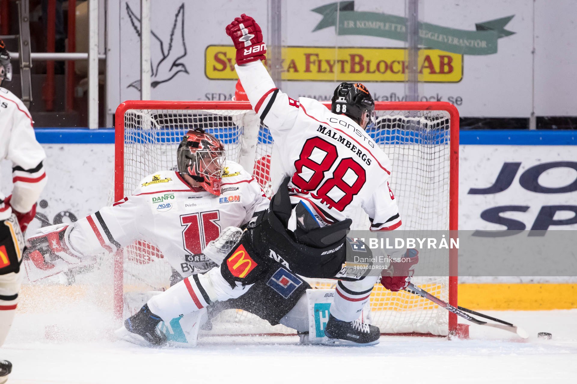 Örebros målvakt Eero Kilpeläinen och Viktor Ekbom  i