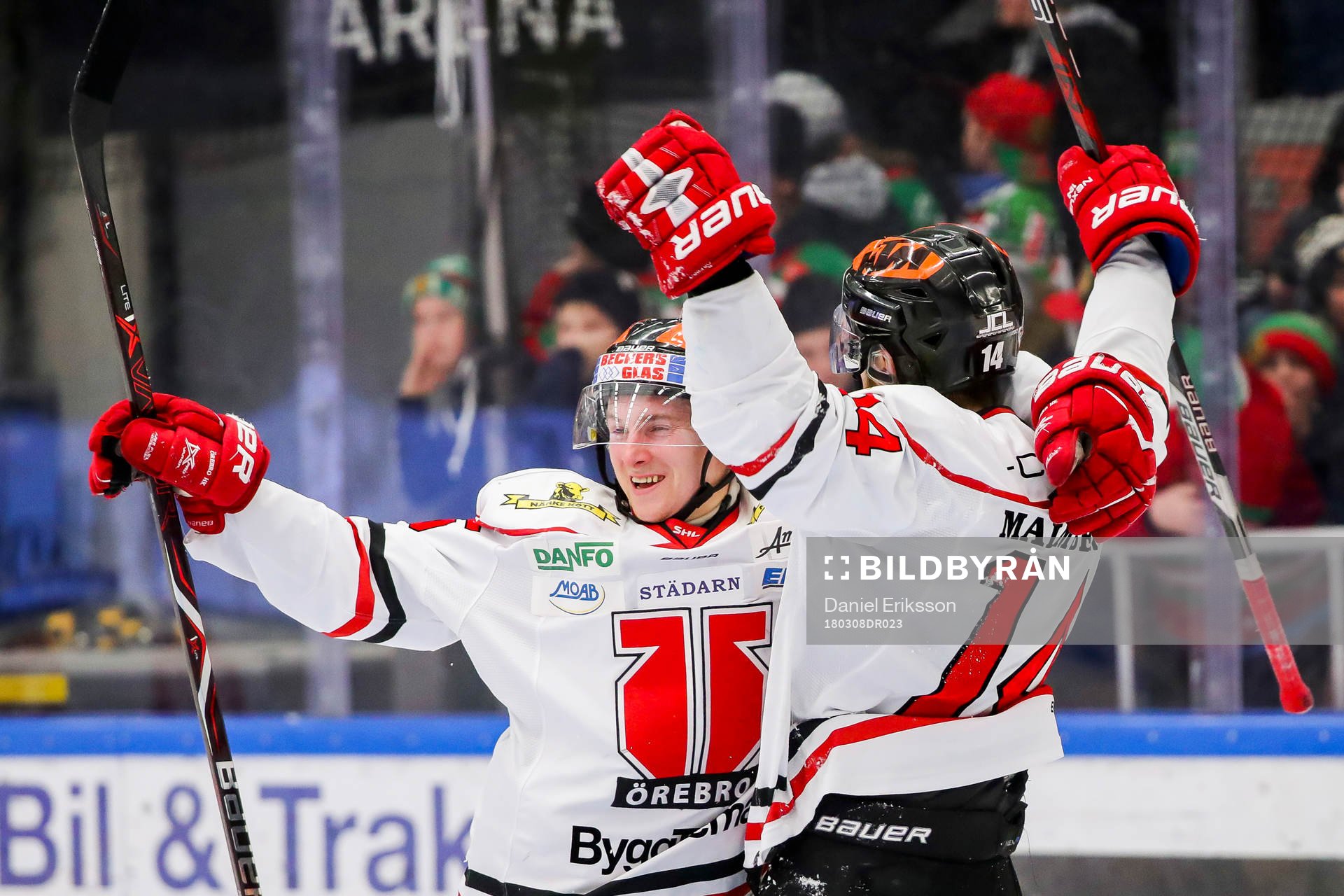 Örebros Sakari Manninen och Tom Wandell jublar
