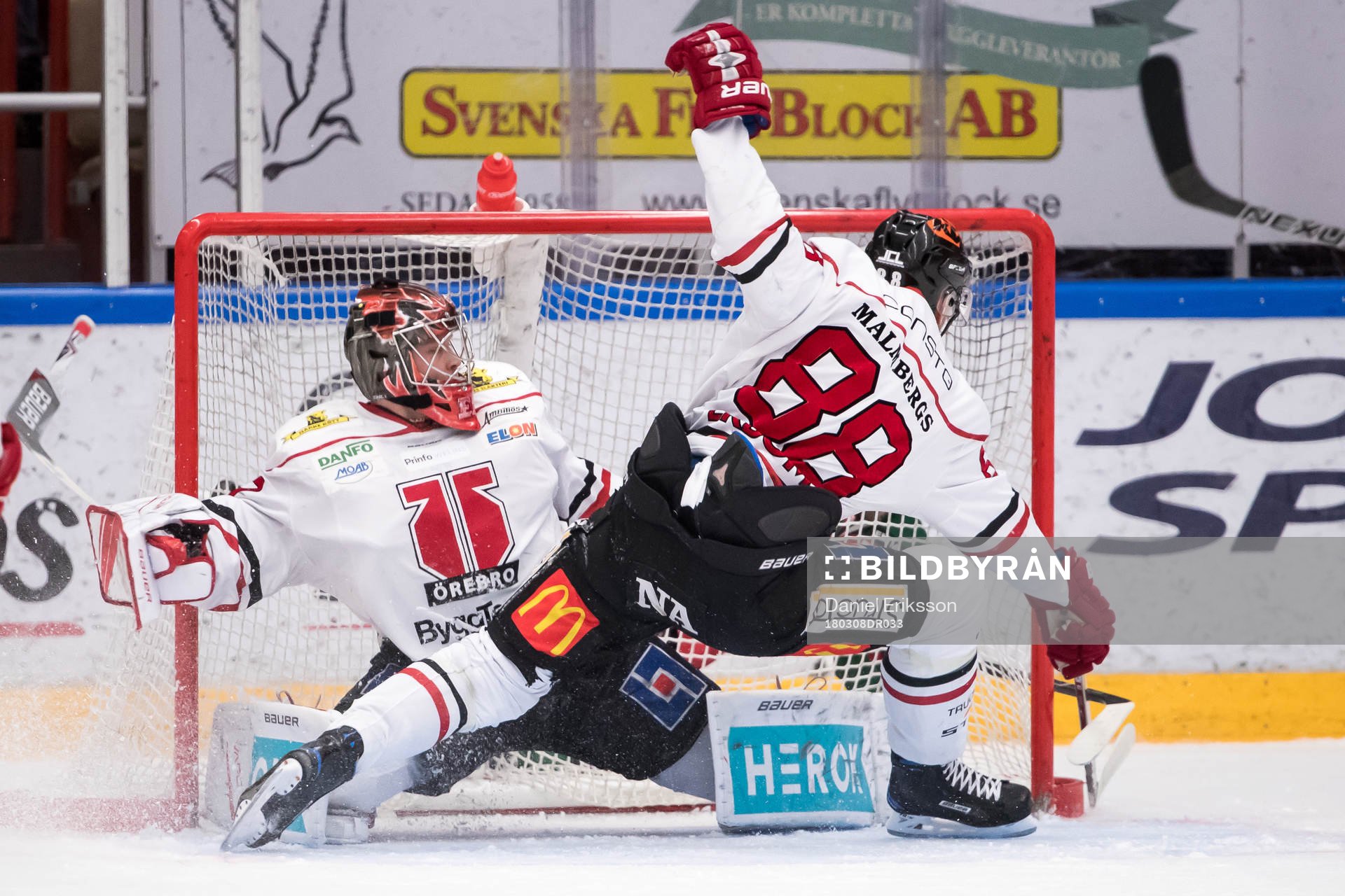 Örebros målvakt Eero Kilpeläinen och Viktor Ekbom  i