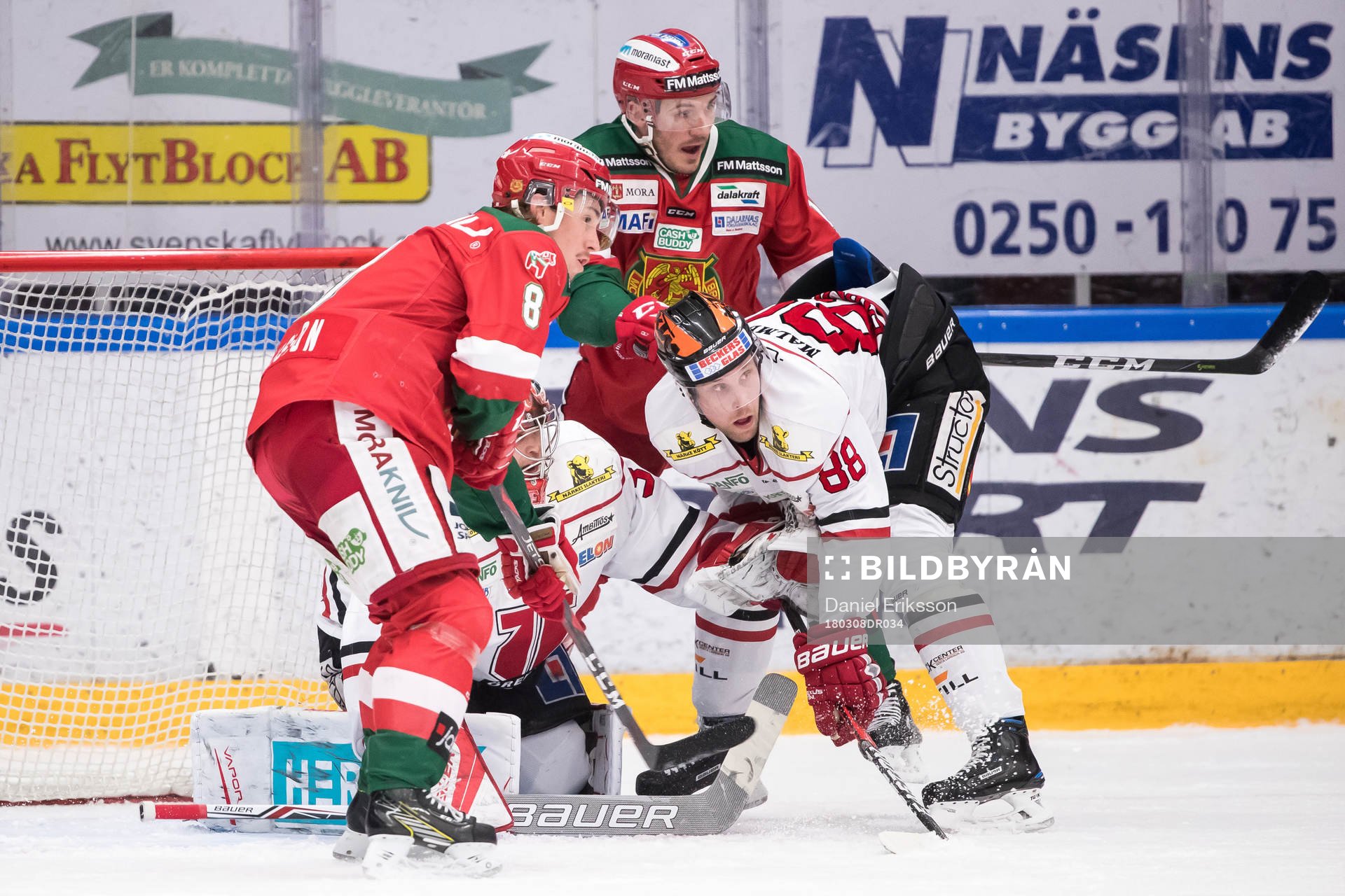 Moras Robin Johansson och Örebros Viktor Ekbom framför