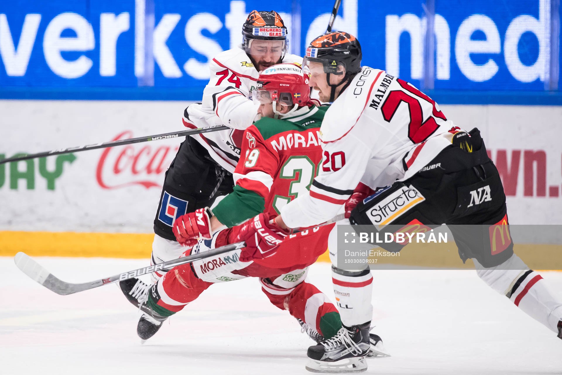 Örebros Nick Ebert tacklar Moras Jacob Nilsson  framför