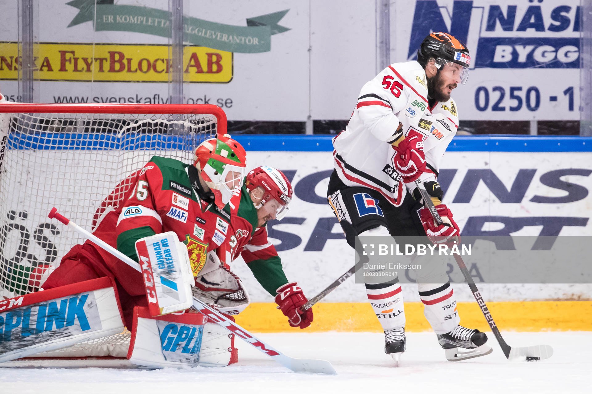 Örebros Johan Wiklander med pucken vid Moras målvakt