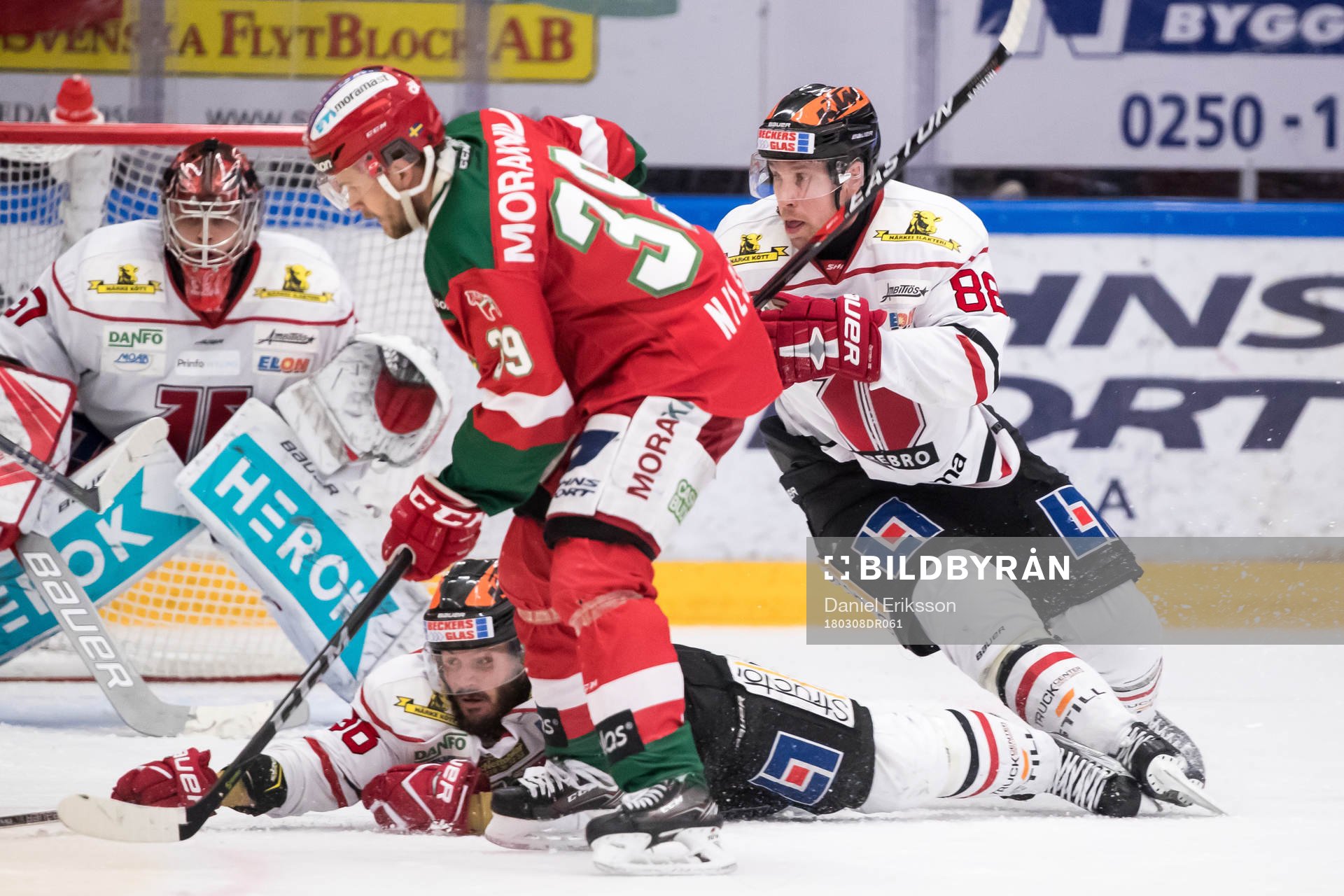 Örebros Johan Wiklander faller och Moras Jacob Nilsson och