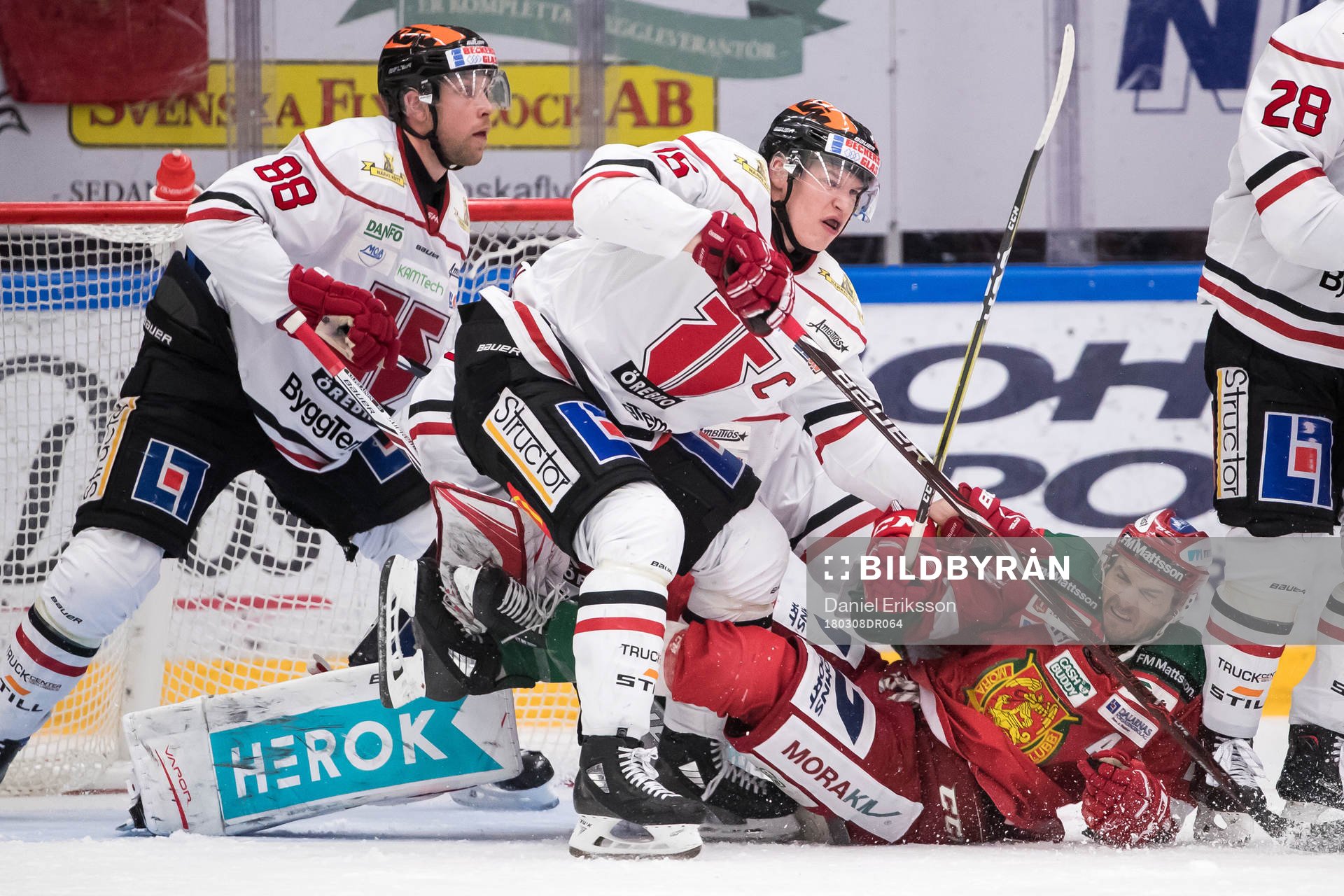 Moras Matt Bailey faller framför Örebros Jere Sallinen