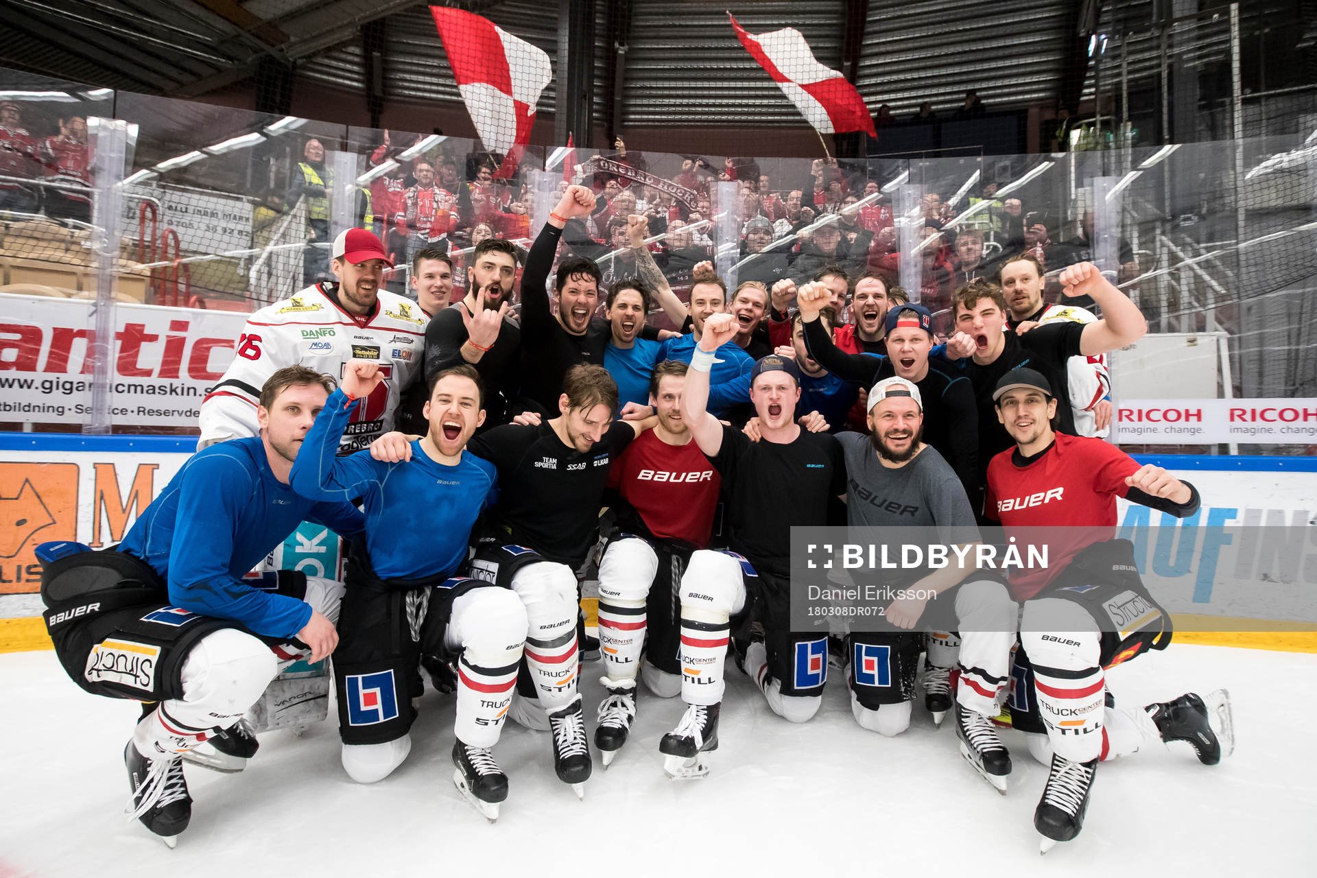 Örebros spelarna jublar