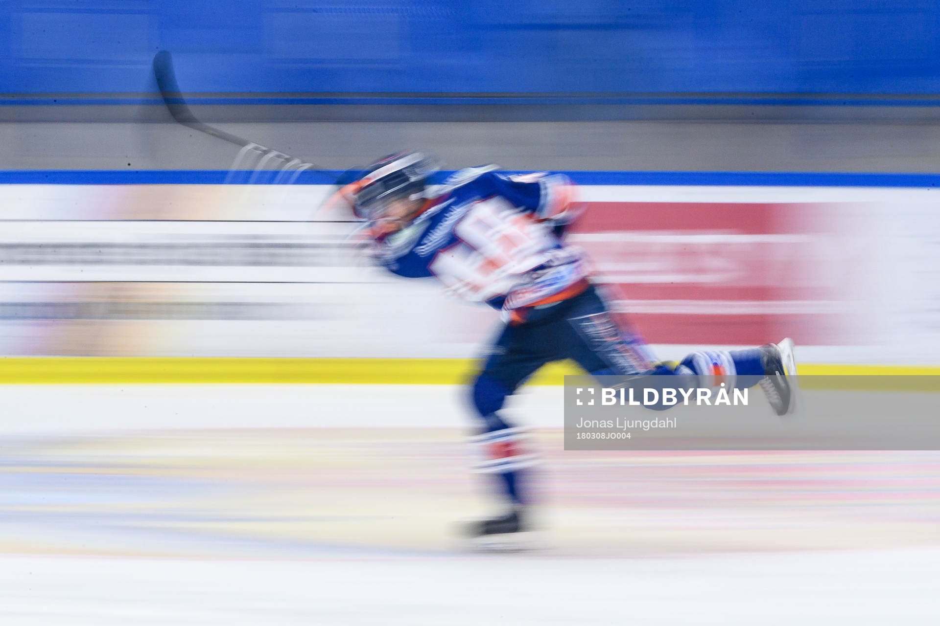 Växjös Elias Pettersson skjuter ett skott