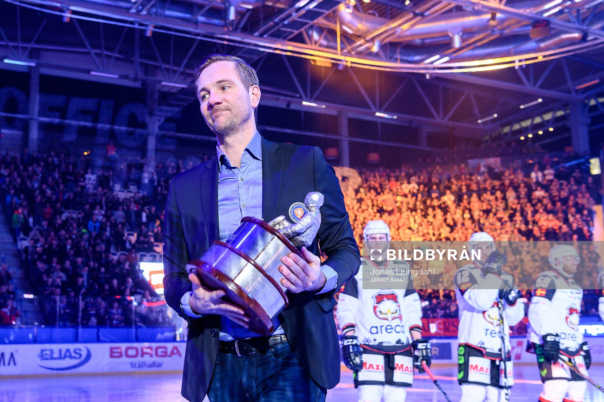 Växjös sportchef Henrik Evertsson med bucklan för