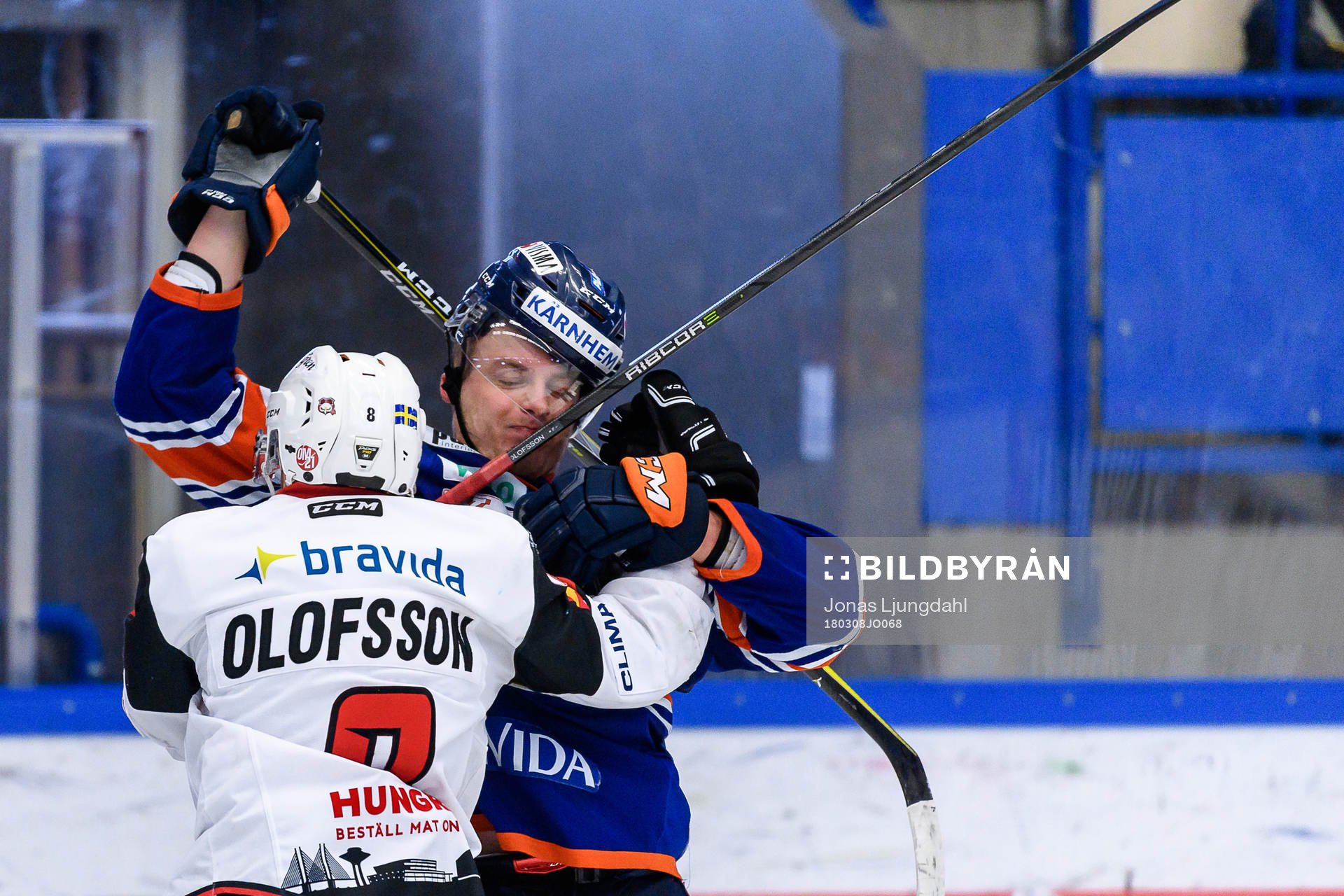 Gruff mellan Malmö Redhawks Johan Olofsson och Växjös