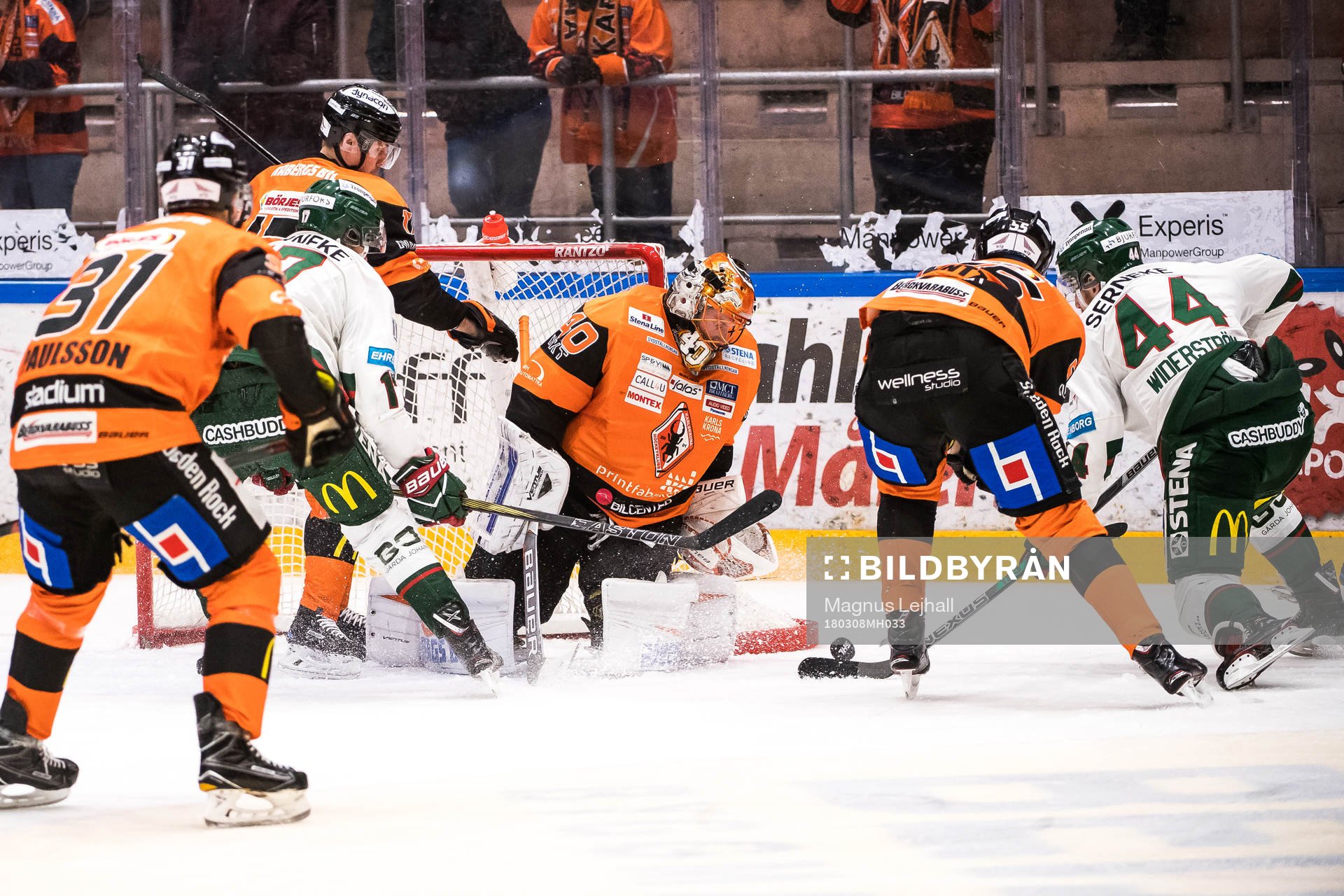 Frölundas Pontus Widerström oroar framför Karlskronas