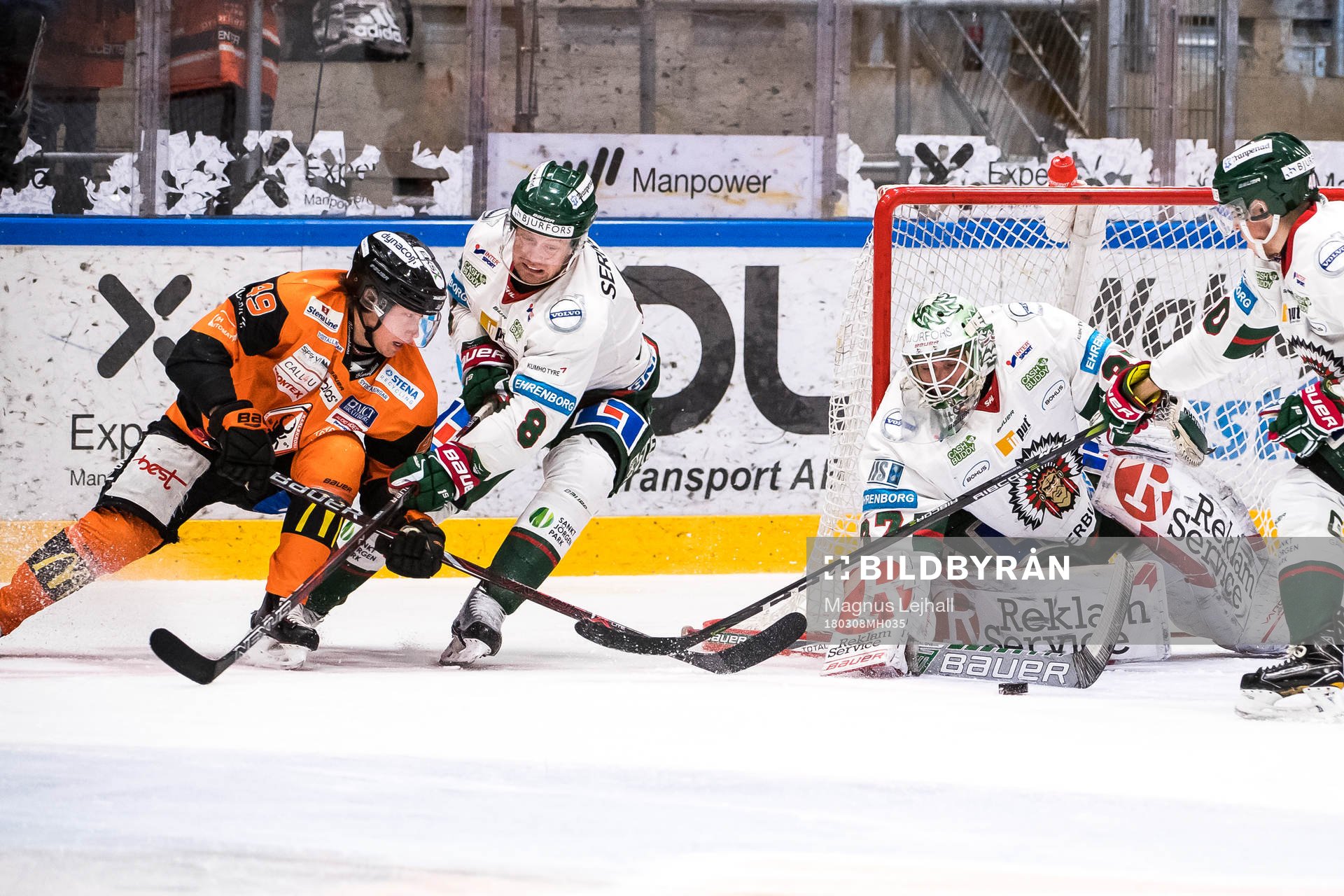 Karlskronas Filip Cruseman oroar framför Frölundas