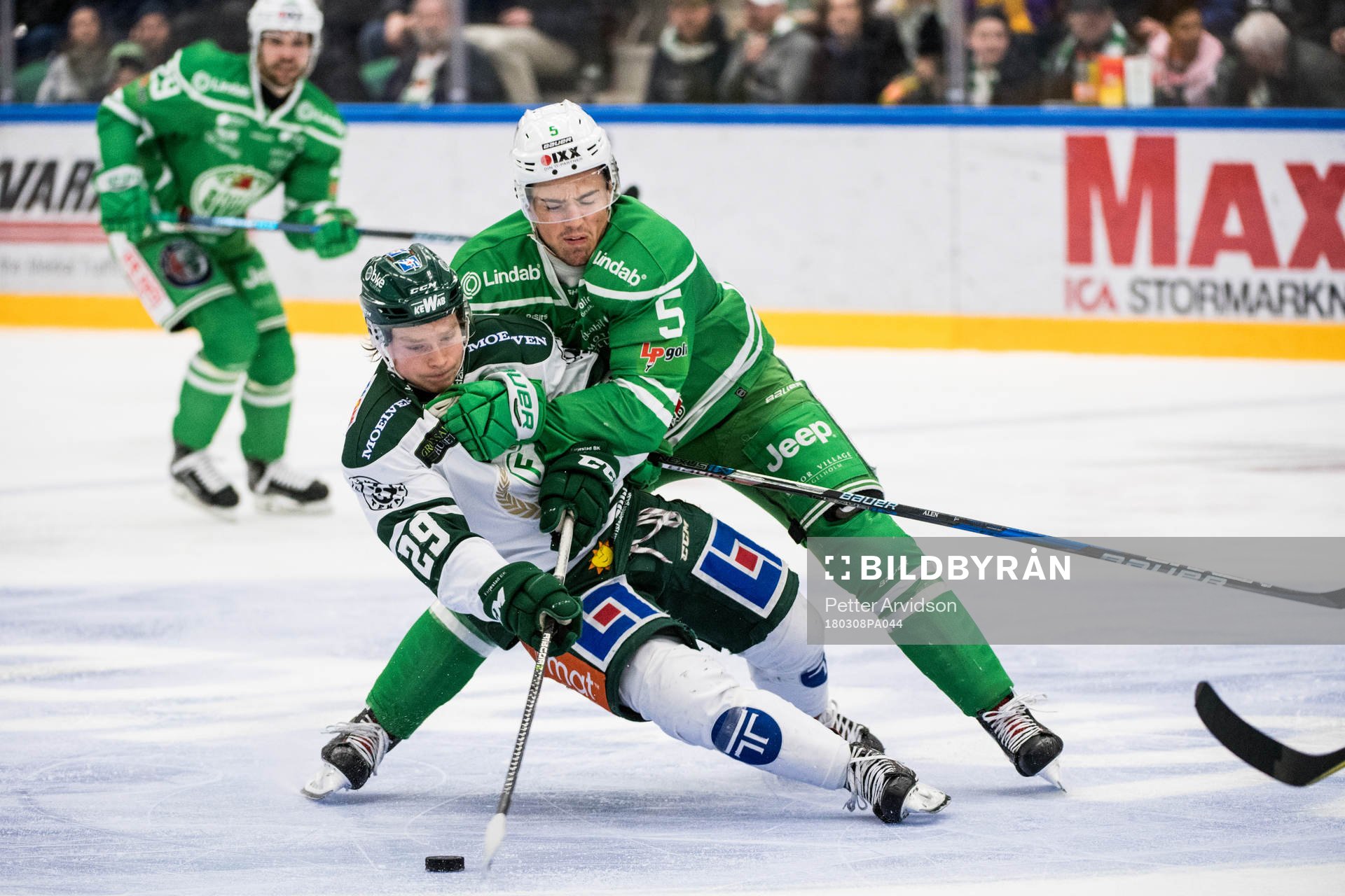 Färjestads Oskar Steen faller
