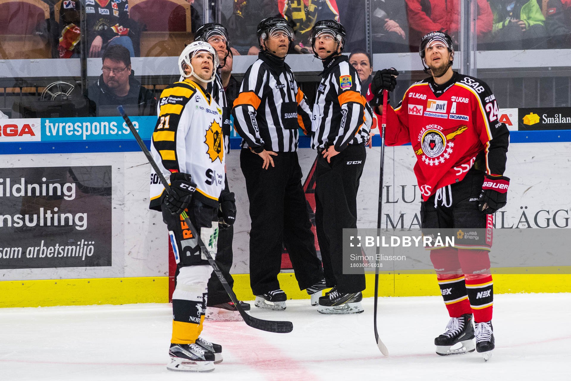 Domarna Sören Persson och Mikael Andersson samt