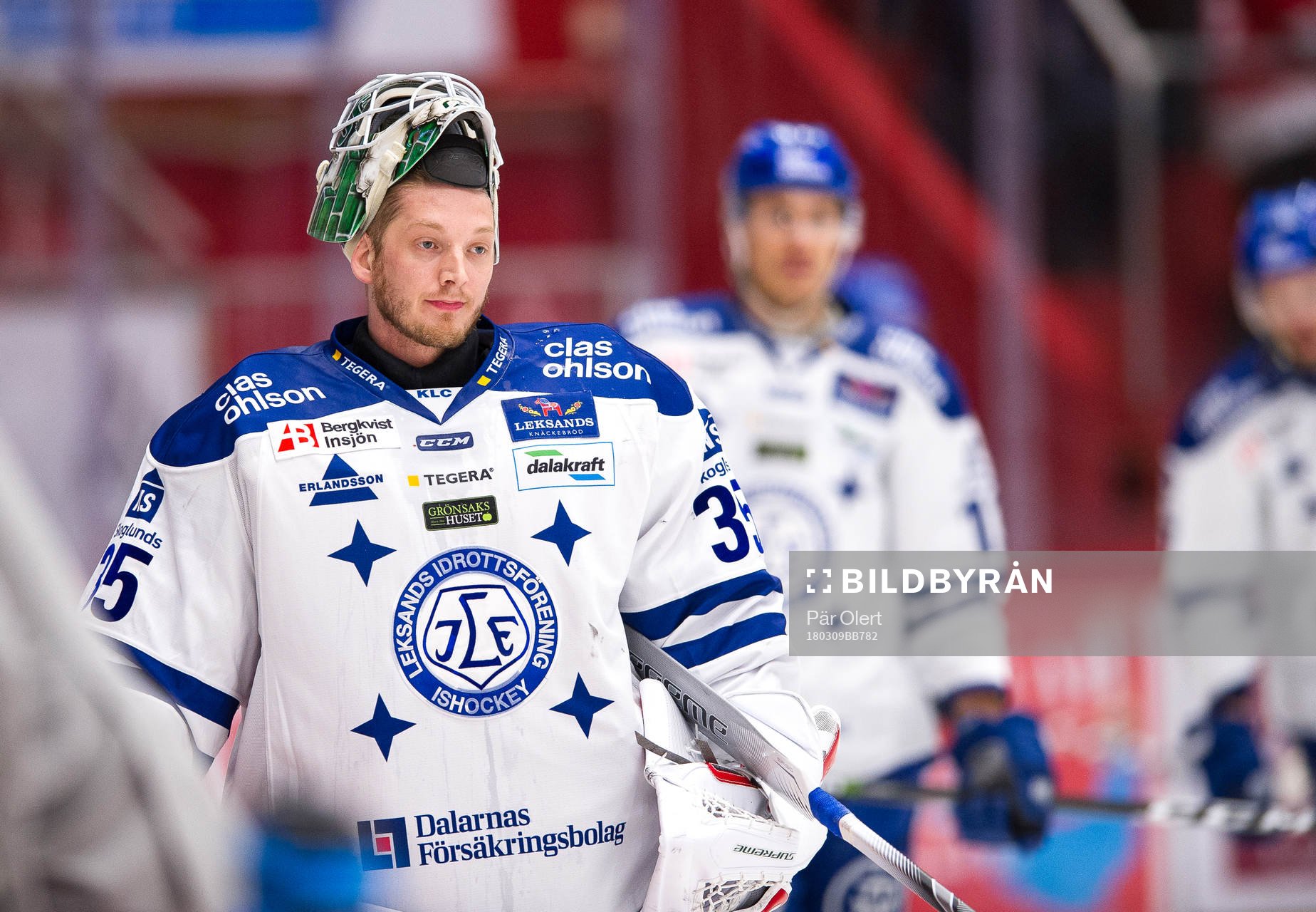 Leksands målvakt Robin Rahm värmer upp