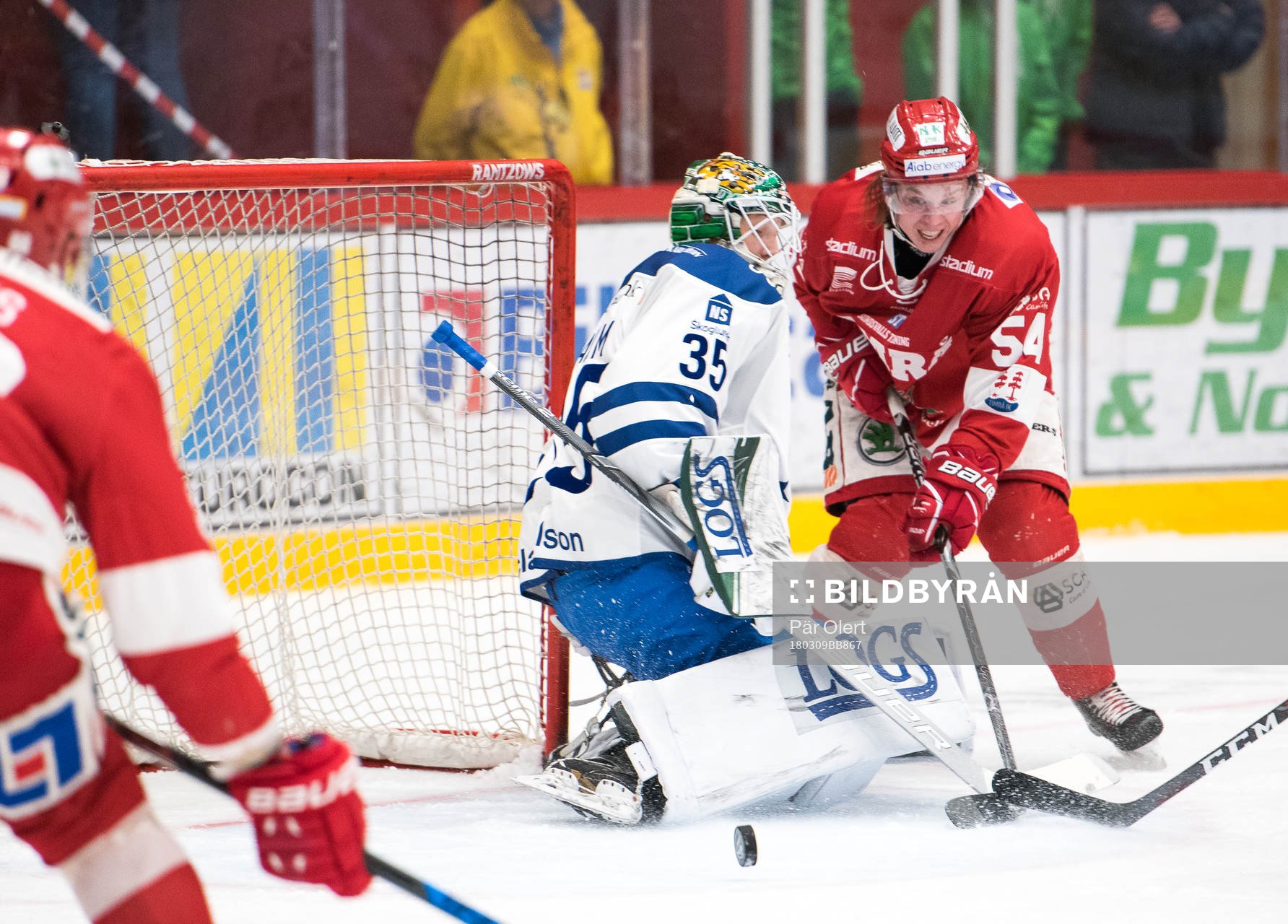 Timrås Jonathan Dahlen i kamp mot Leksands målvakt Robin