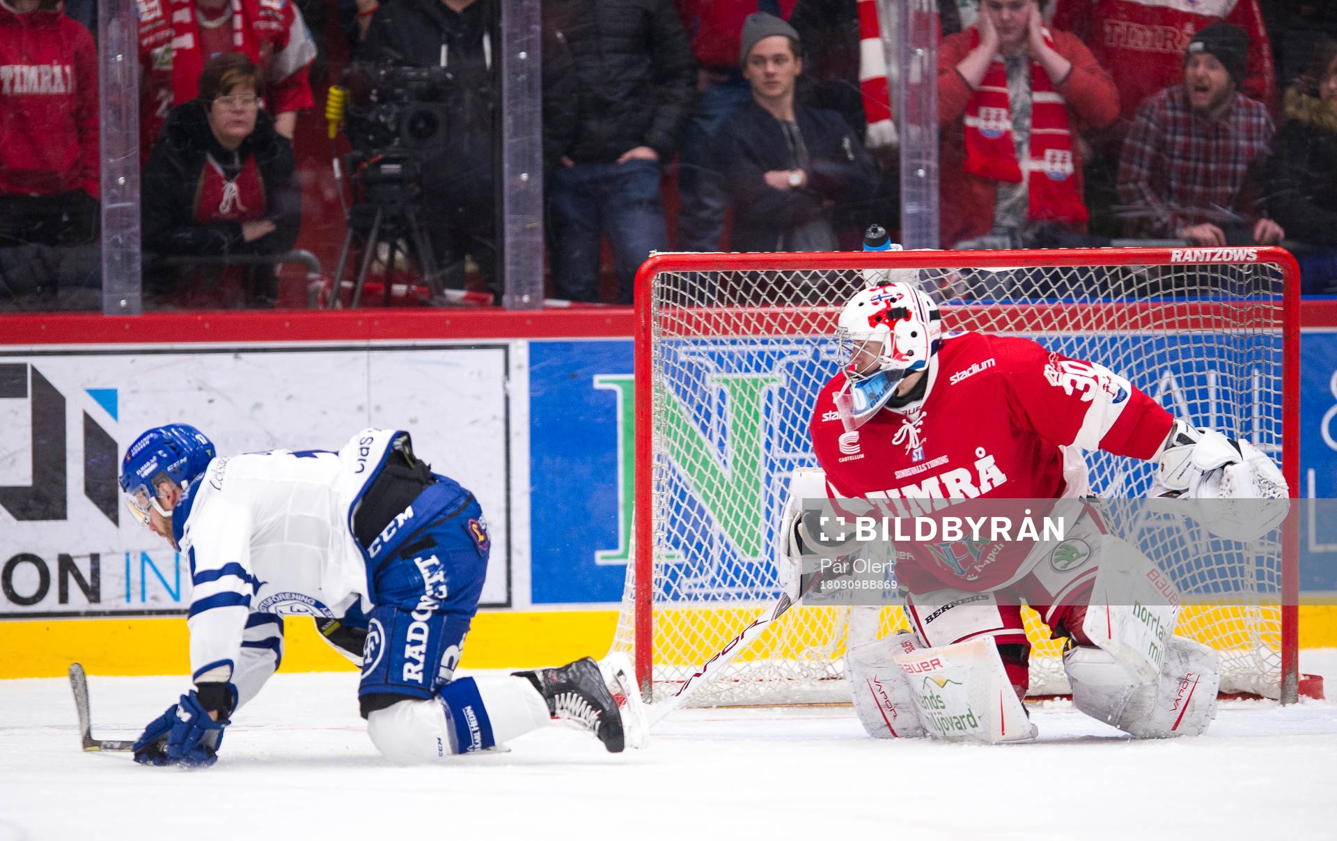 Leksands Jesper Ollas i friläge mot Timrås målvakt
