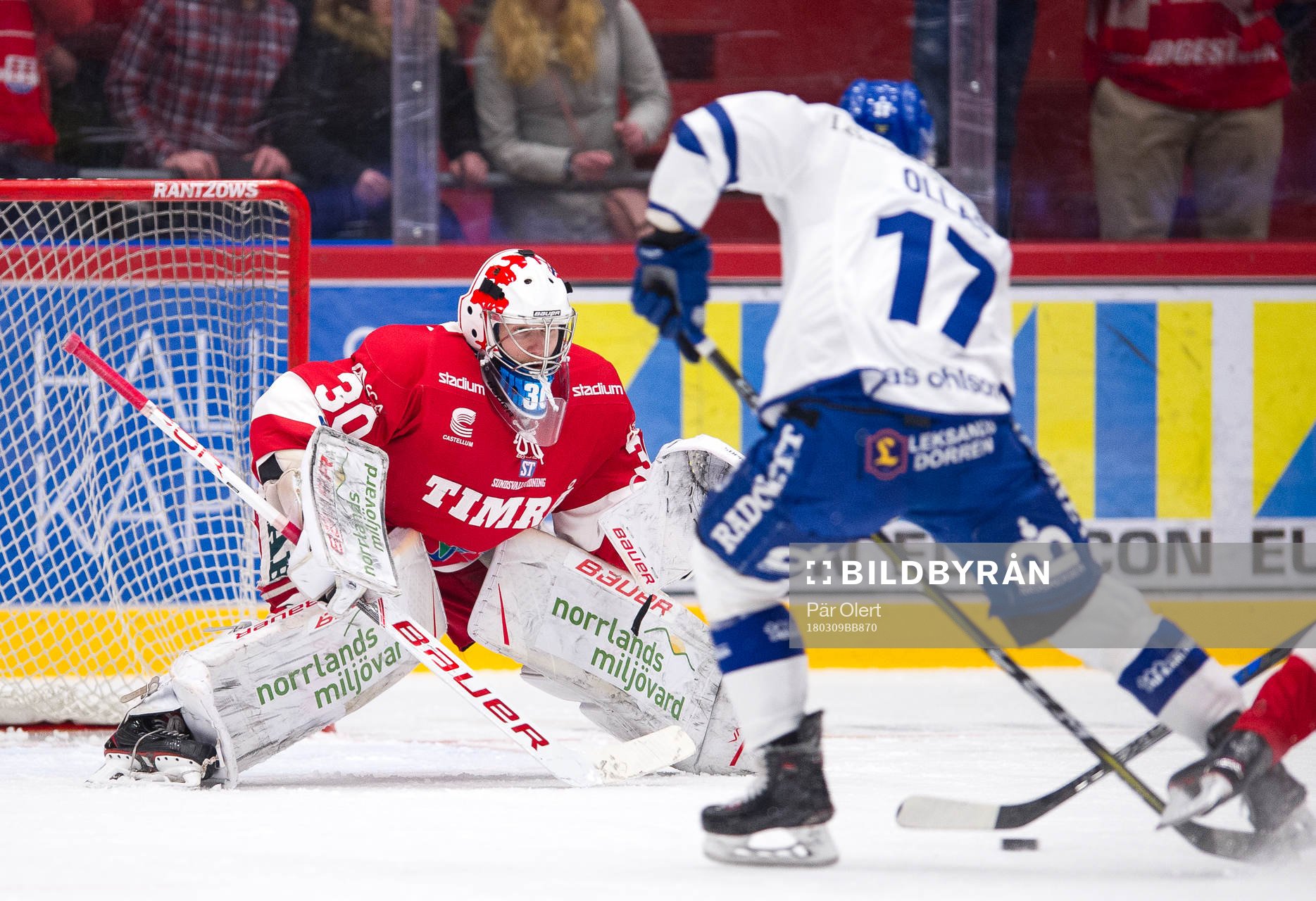 Leksands Jesper Ollas i friläge mot Timrås målvakt