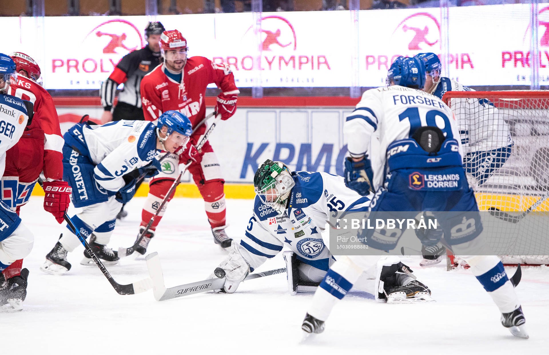 Leksands målvakt Robin Rahm räddar skott