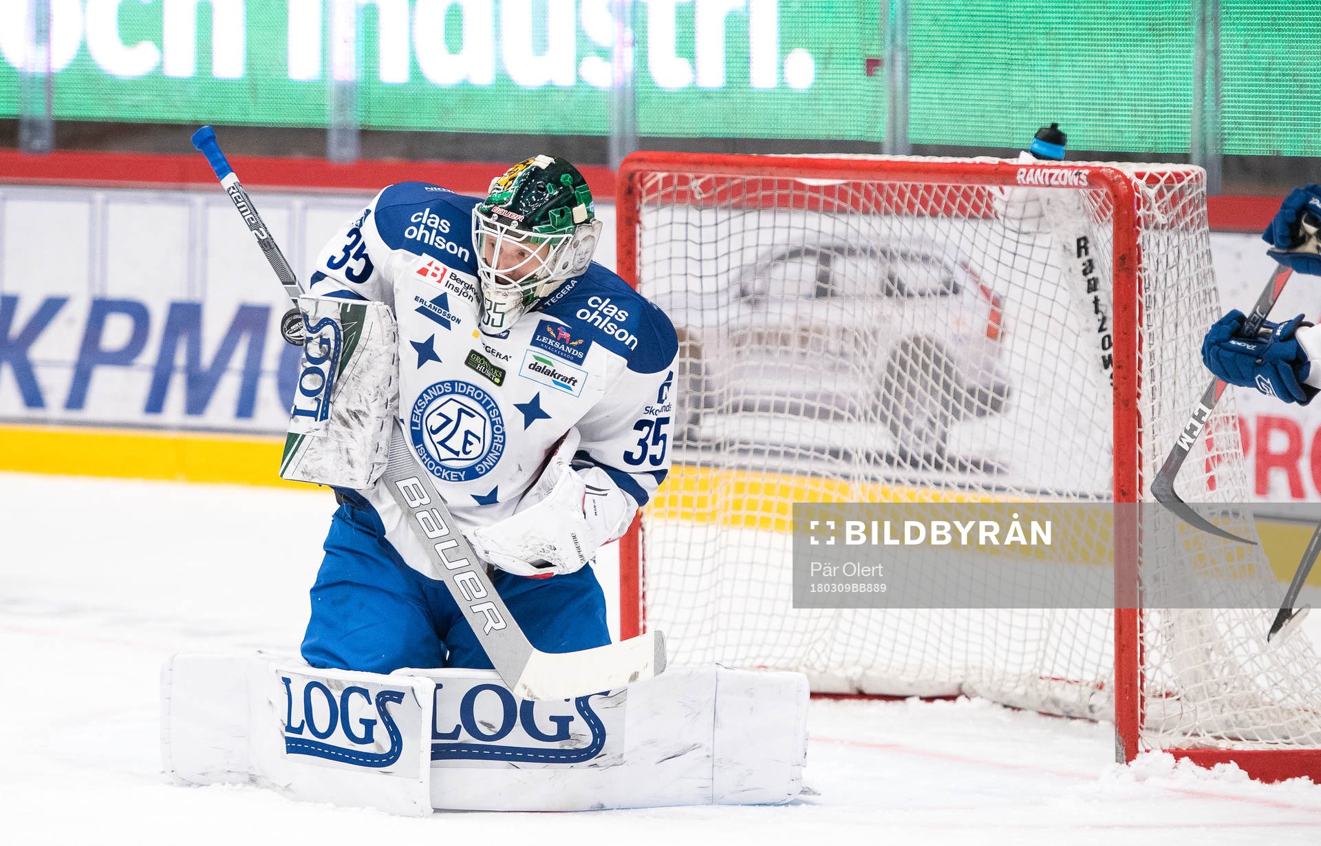 Leksands målvakt Robin Rahm räddar