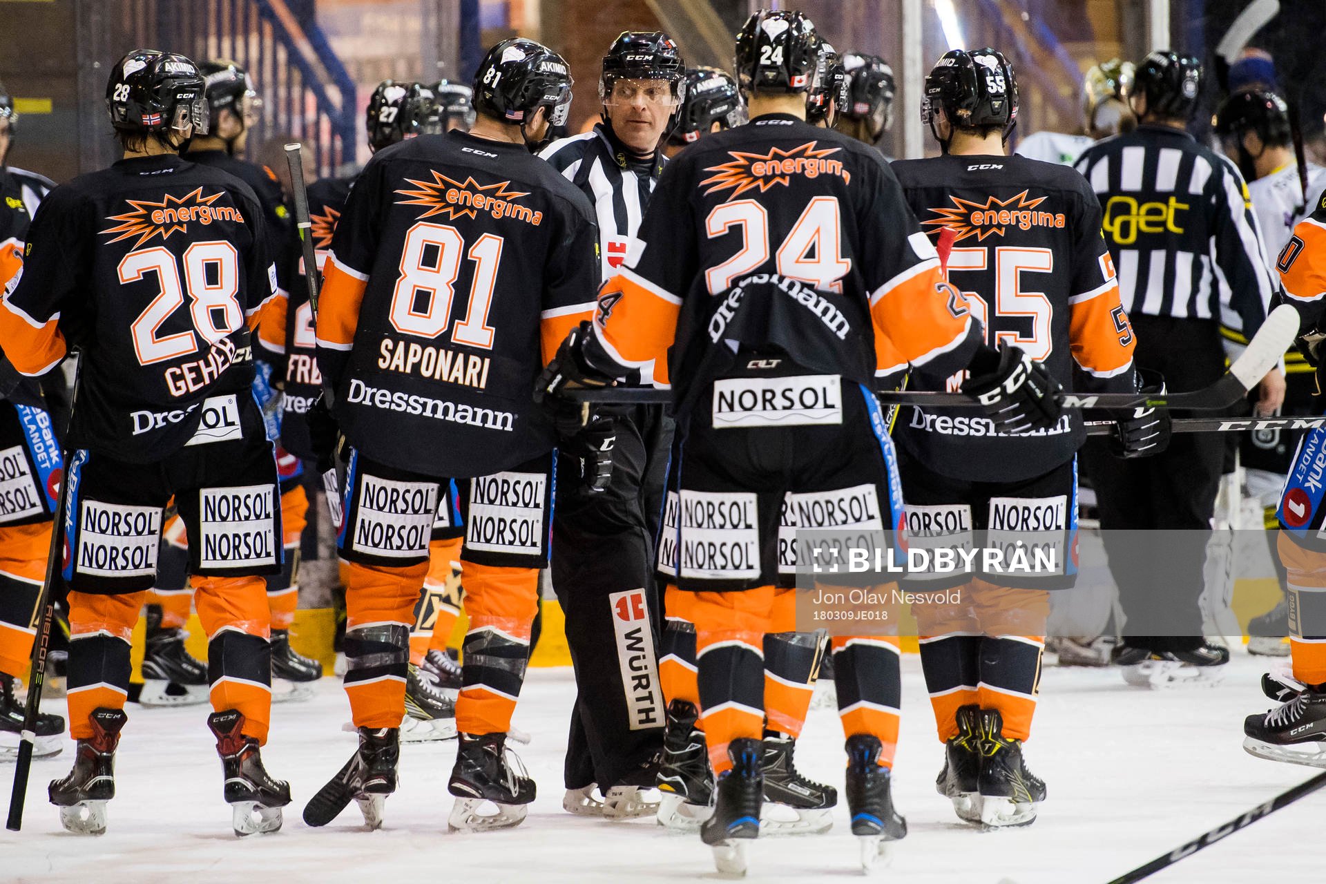 The players of Frisk Asker discuss with the referee