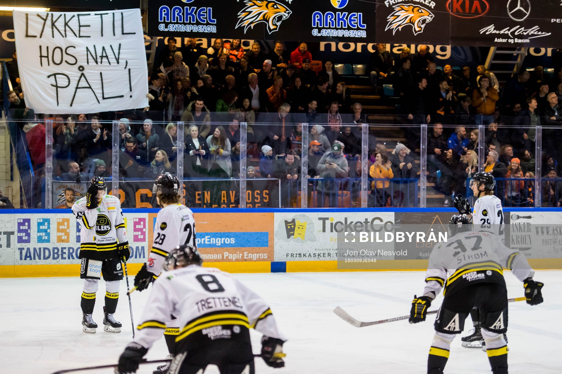 The players of Stavanger Oilers look dejected in front of a