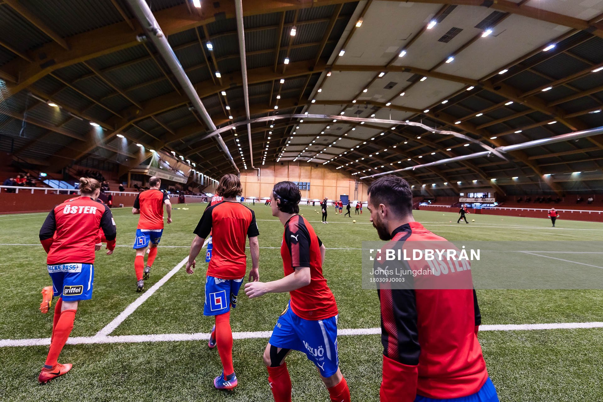 Östers spelare värmer upp före träningsmatchen i
